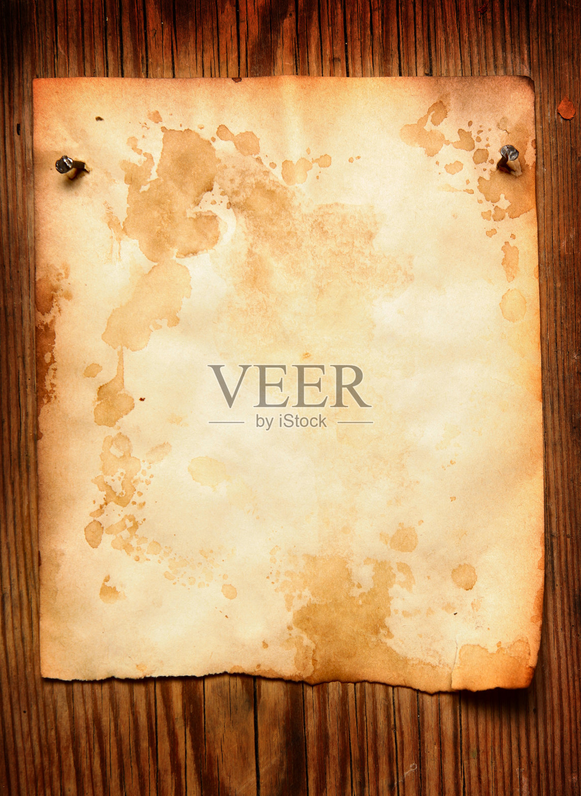 贴在木墙上的旧纸照片摄影图片