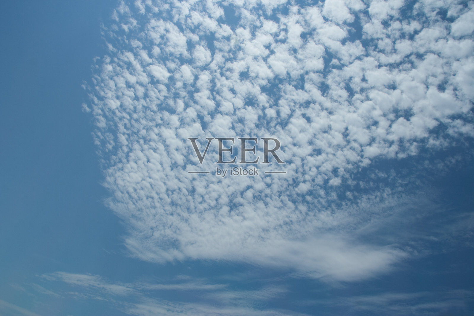 蓝天上的软云照片摄影图片