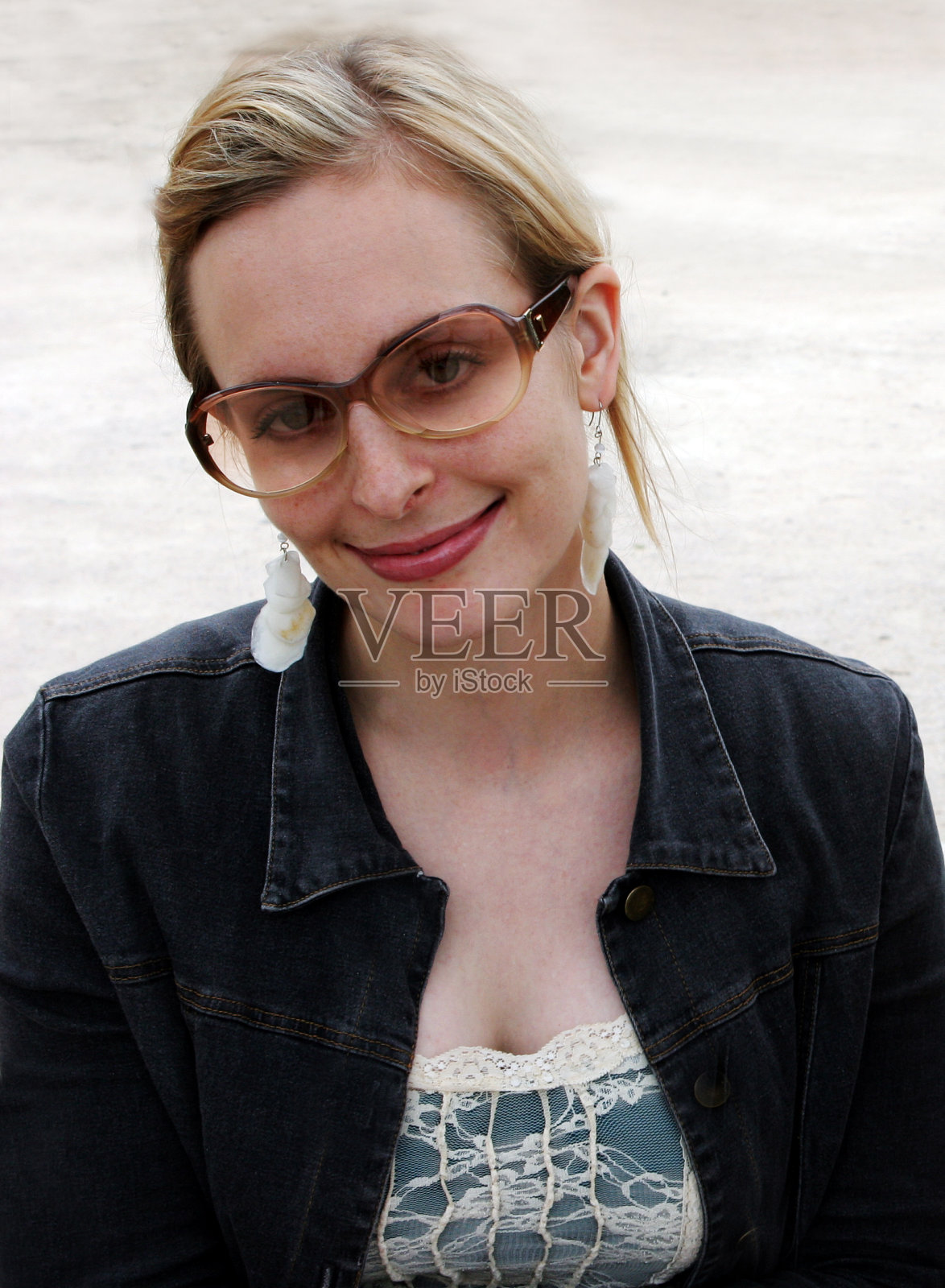 金发碧眼的漂亮女人照片摄影图片