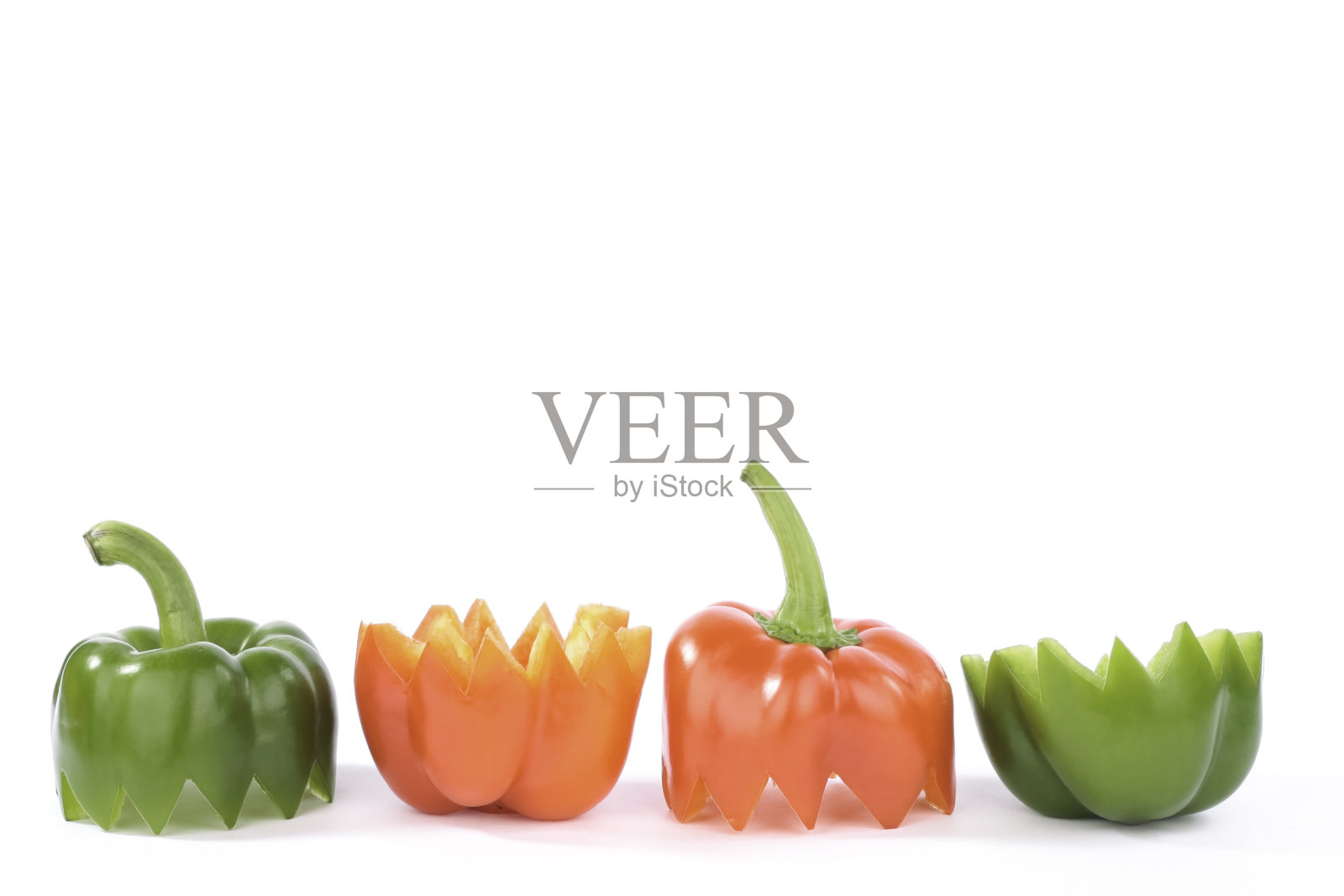 白底上切成一半的甜椒照片摄影图片