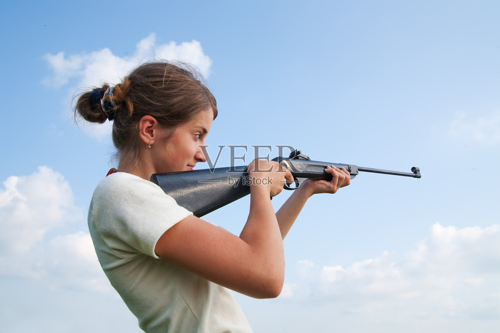 手持气枪的女孩照片摄影图片