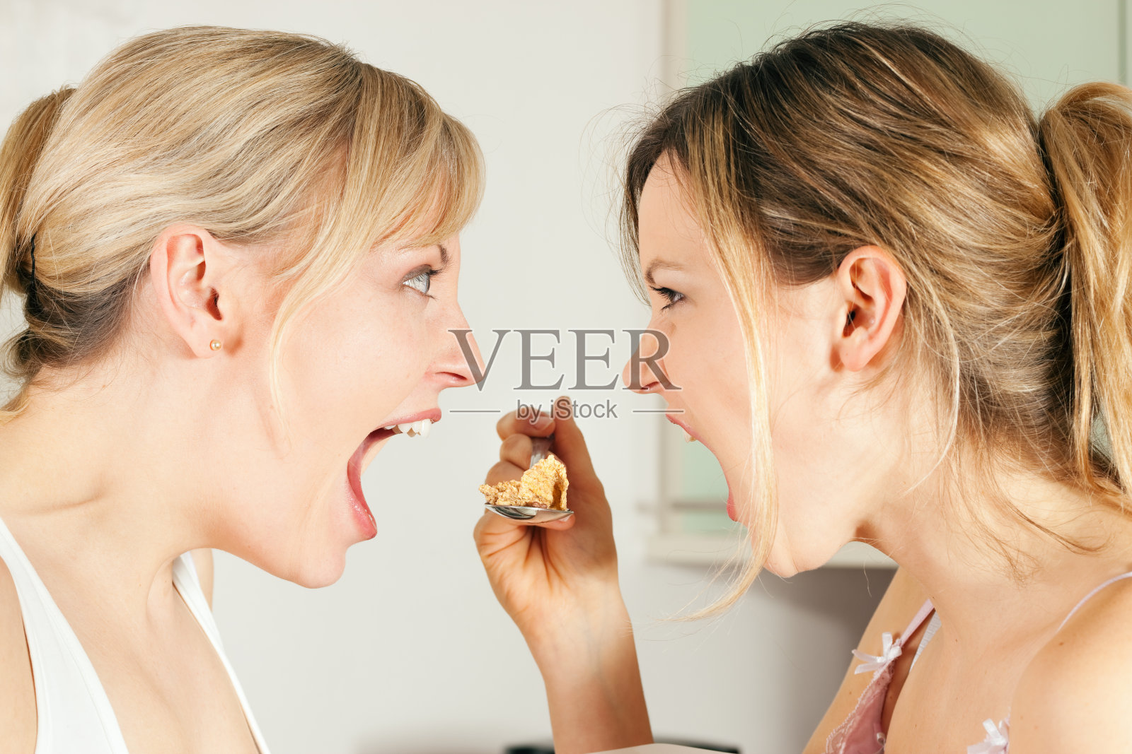 朋友早餐吃麦片照片摄影图片