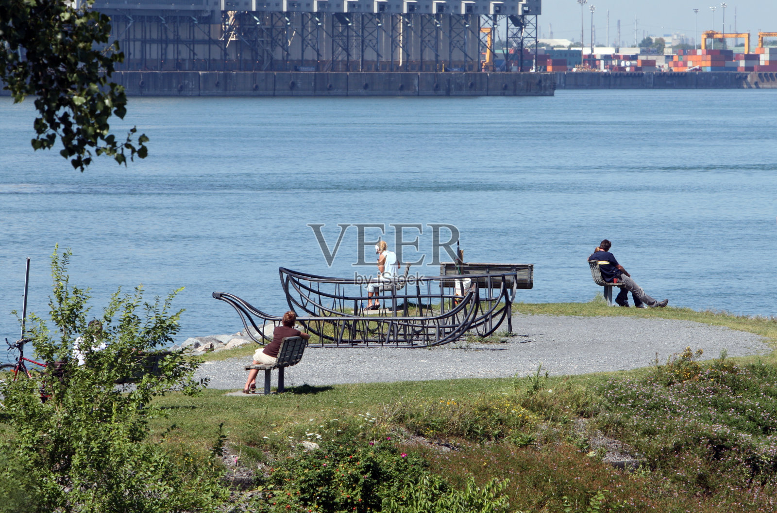 河的另一边照片摄影图片