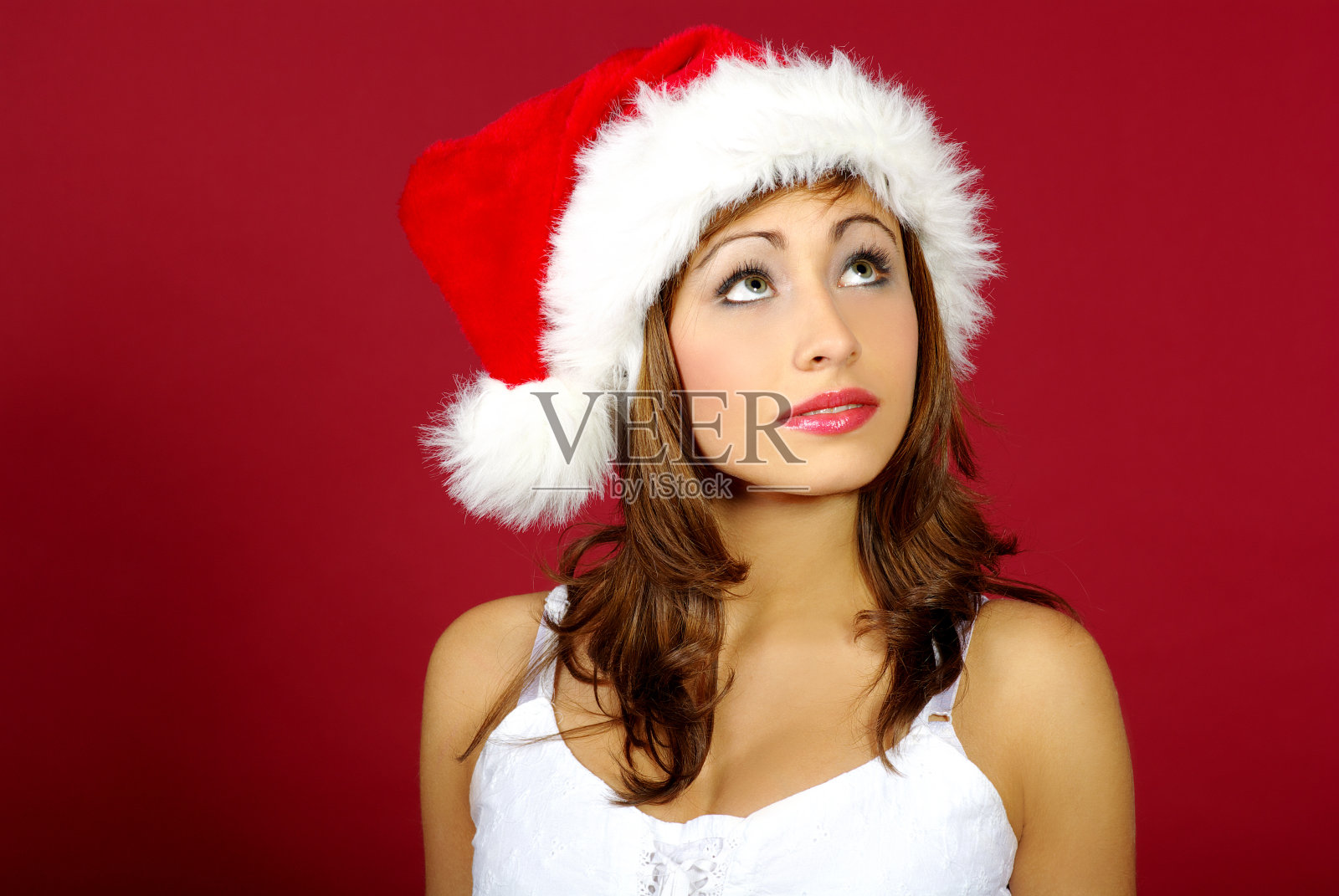 红色背景上的圣诞女孩照片摄影图片