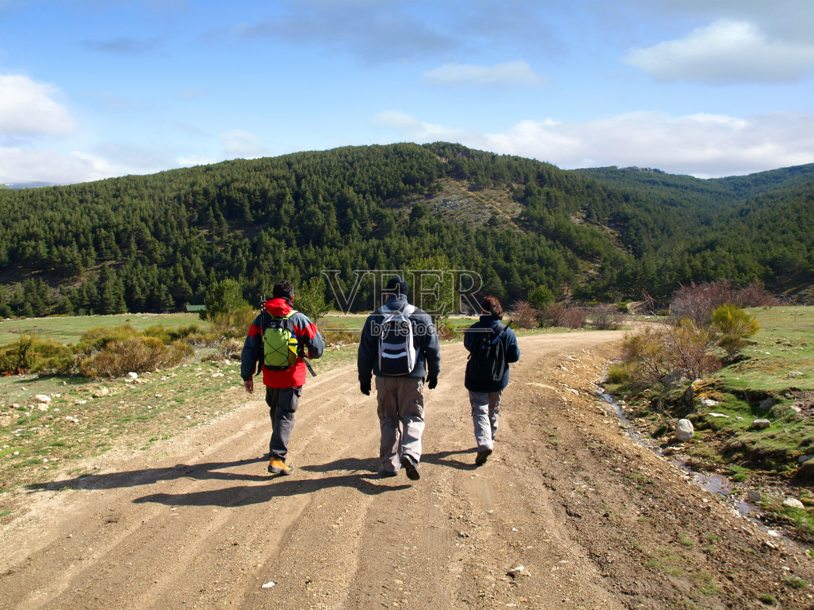 在Rascafria的小路上跋涉照片摄影图片