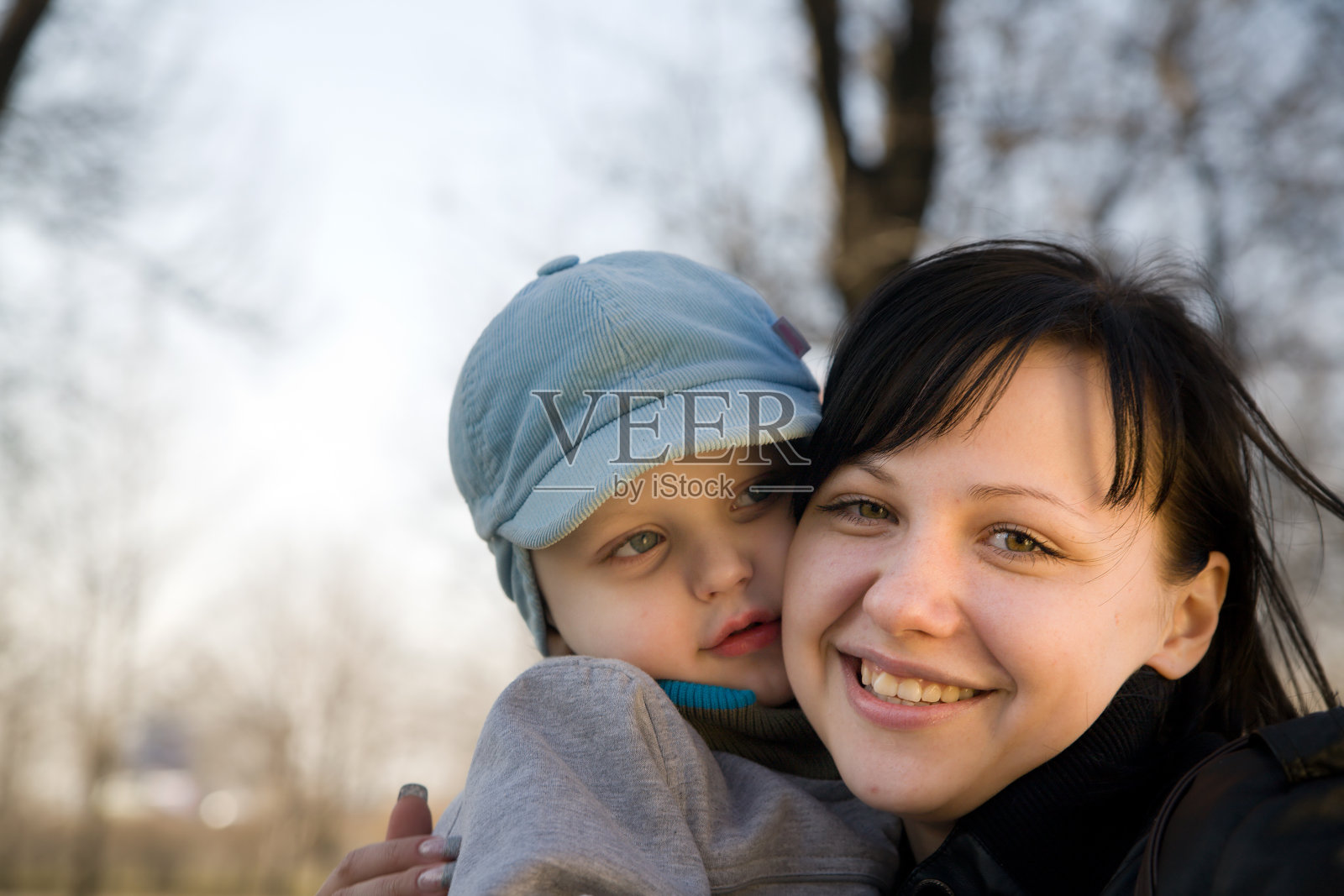 母亲和儿子照片摄影图片