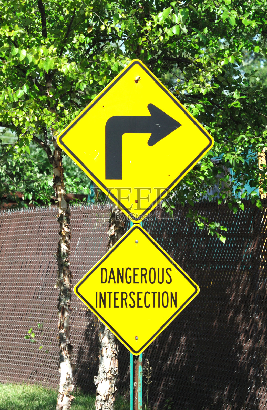 十字路口转弯危险标志照片摄影图片