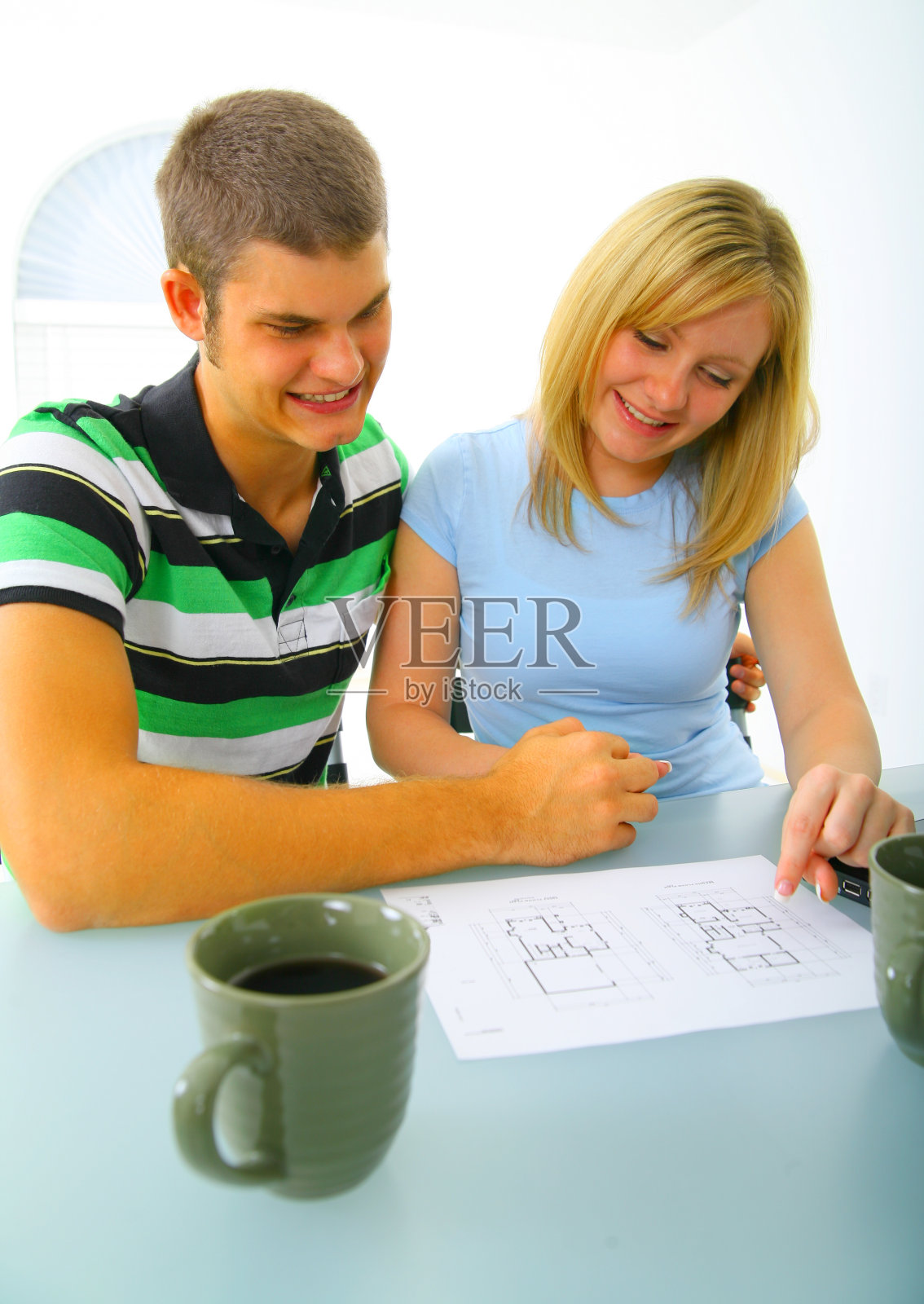 快乐的年轻夫妇看房屋平面图照片摄影图片