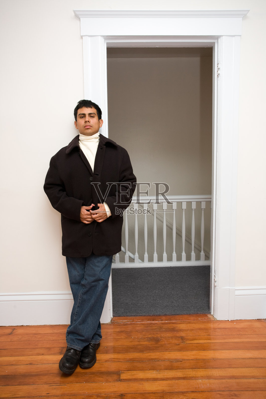 倚着墙的男人照片摄影图片