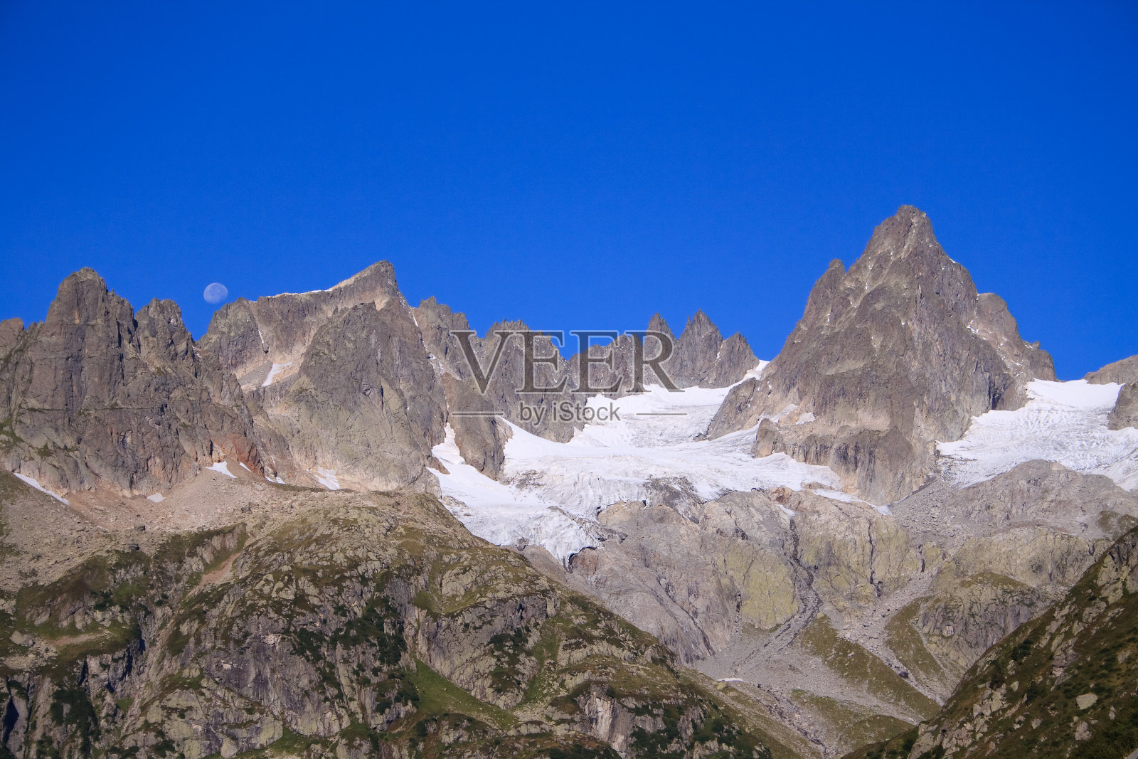蓝天下落基山脉全景照片摄影图片