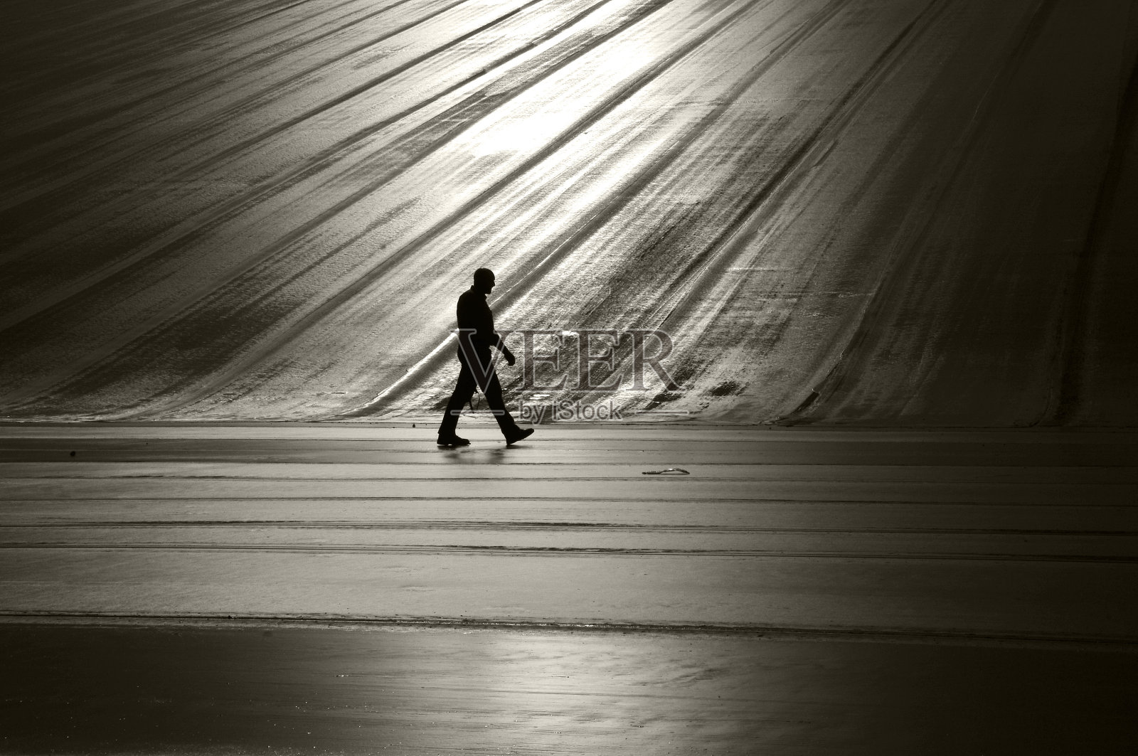 黑色剪影行走条纹照片摄影图片