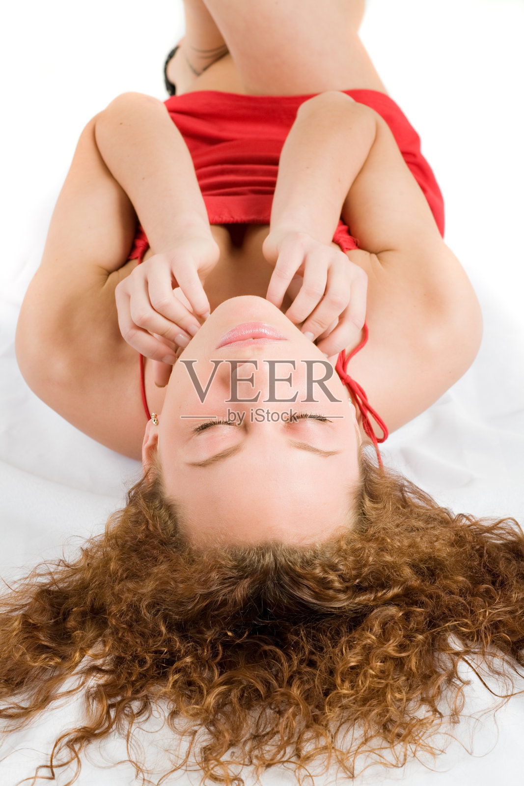 梦中女孩躺在地板上照片摄影图片