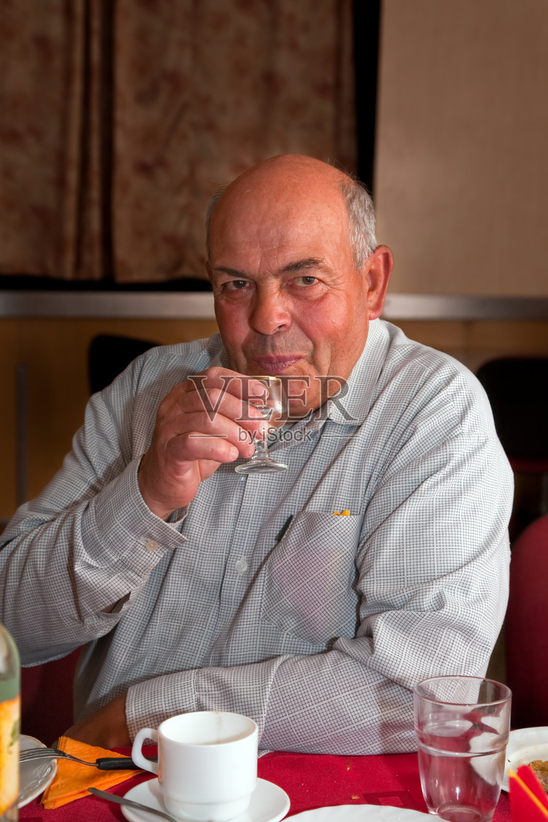 拿着伏特加酒杯的老人照片摄影图片