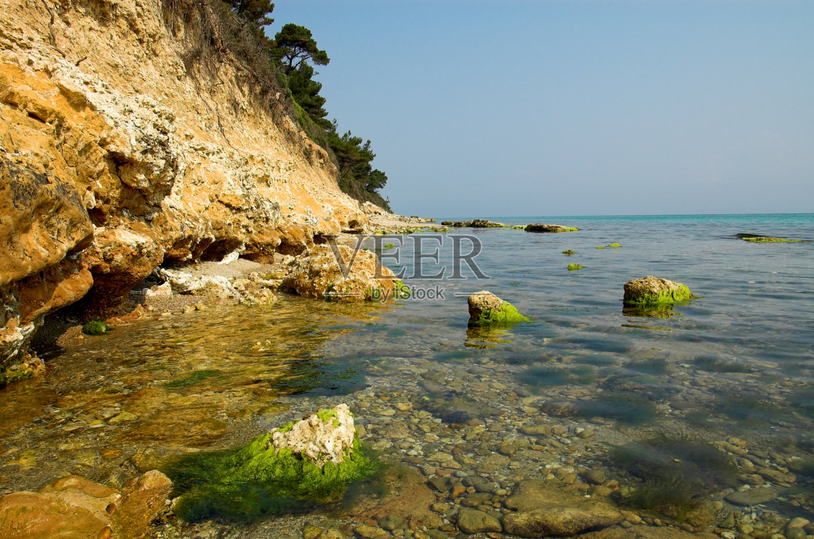 海边的三角岩照片摄影图片