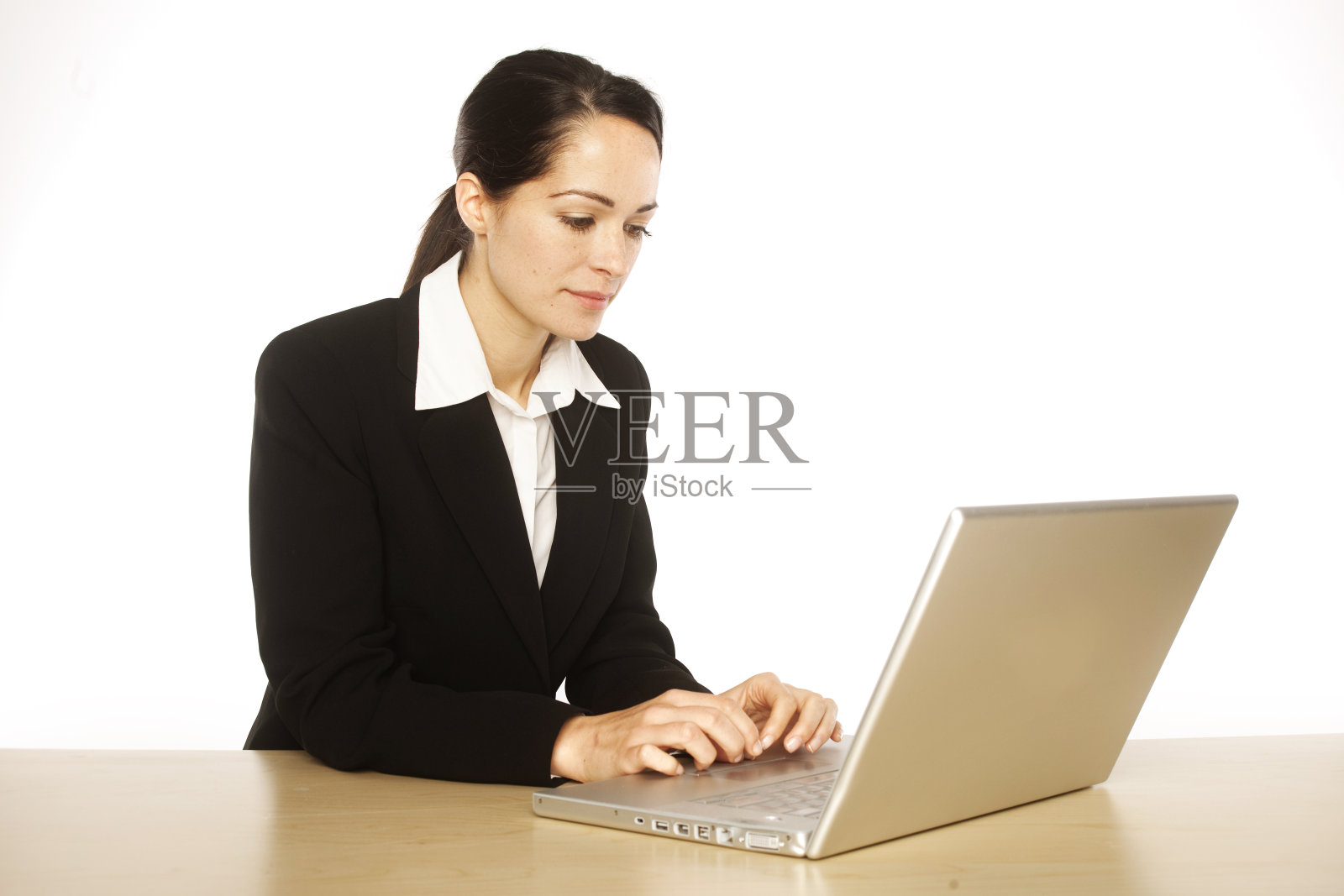 商务女性使用笔记本电脑照片摄影图片