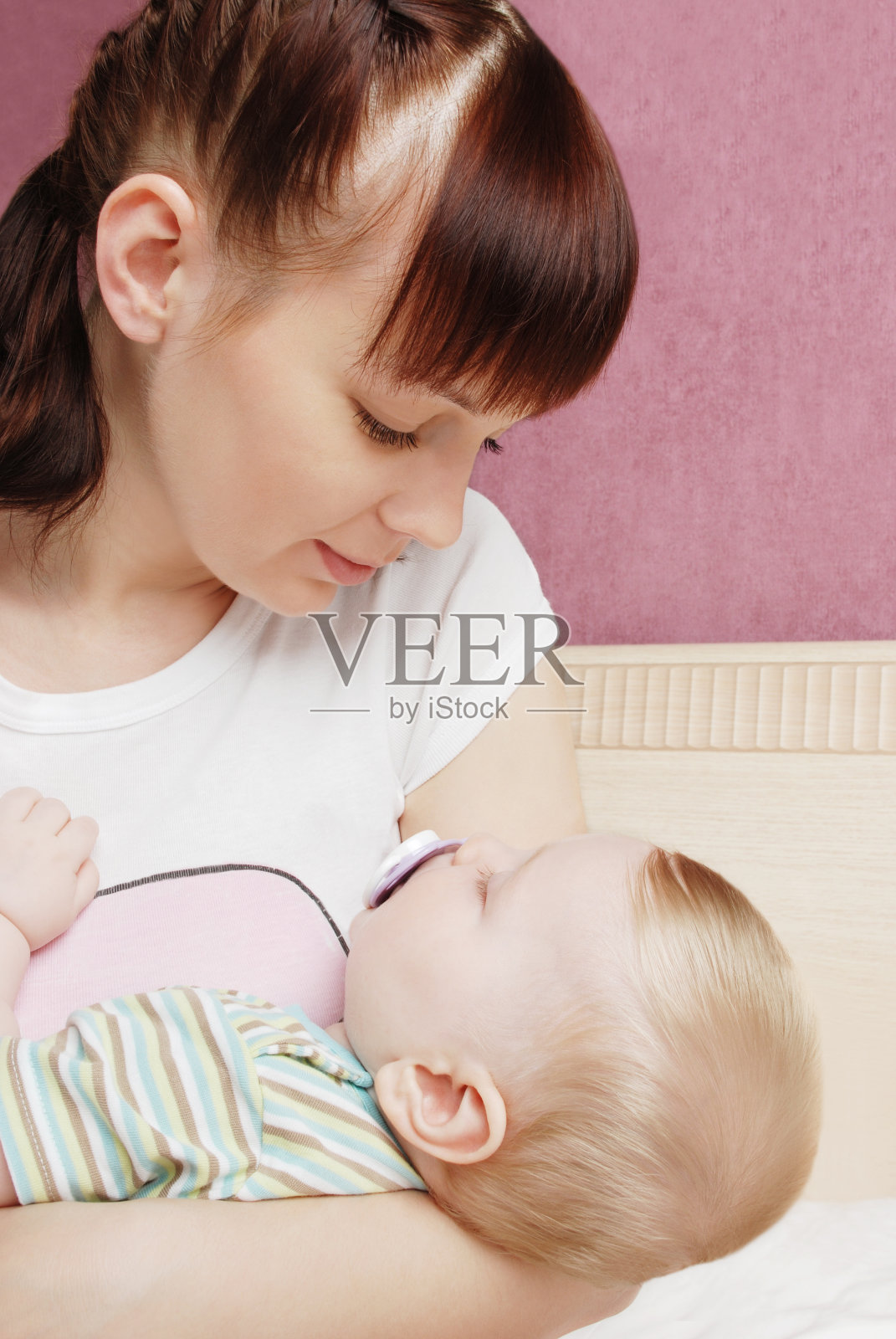 睡着的男孩照片摄影图片