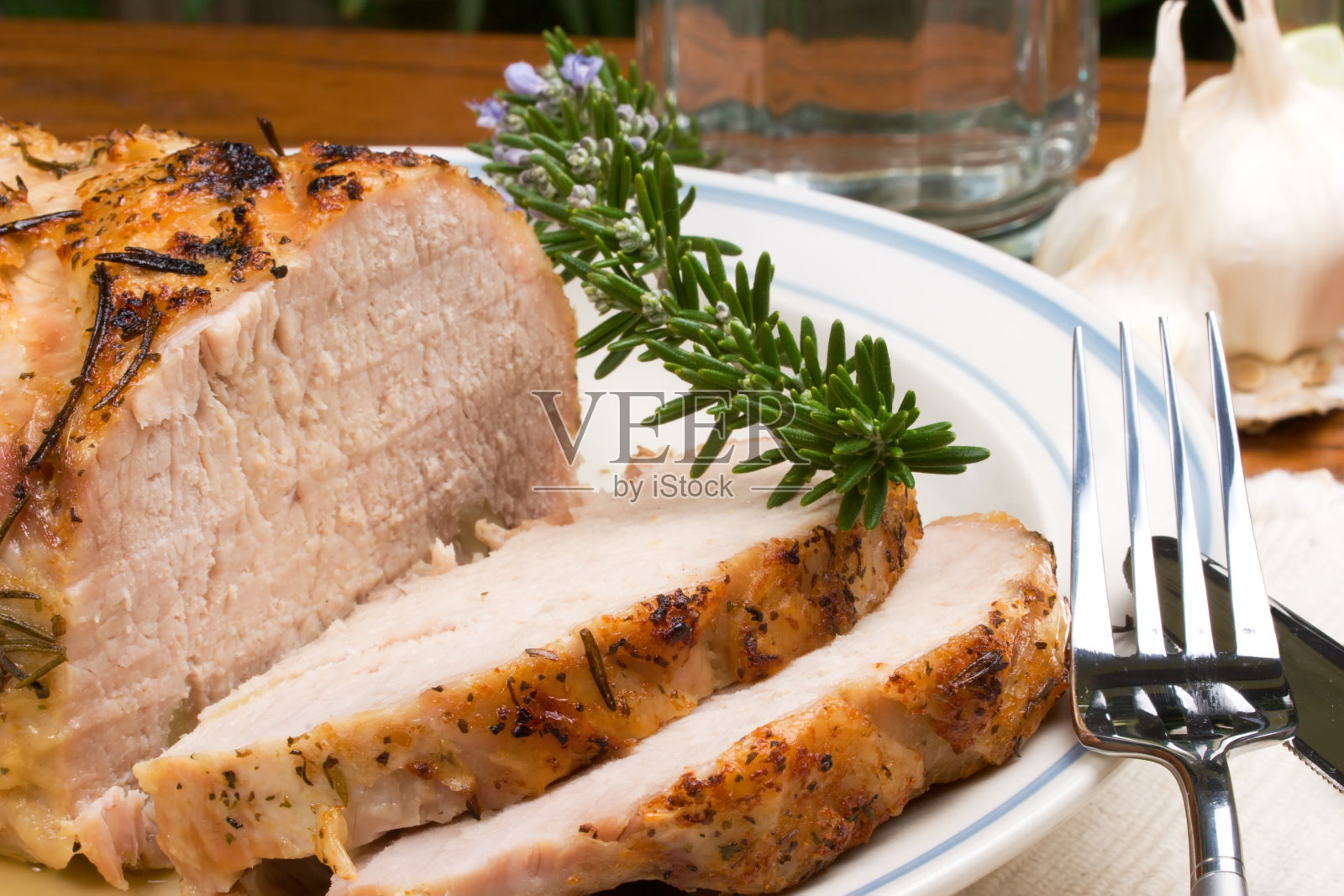 蒜香迷迭香烤猪肉照片摄影图片