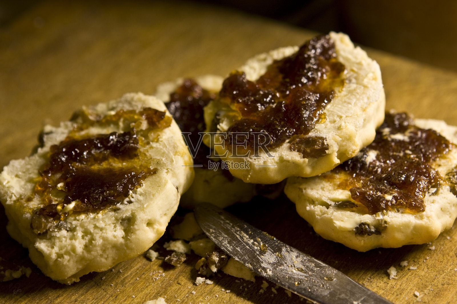 四片烤饼加果酱和黄油照片摄影图片