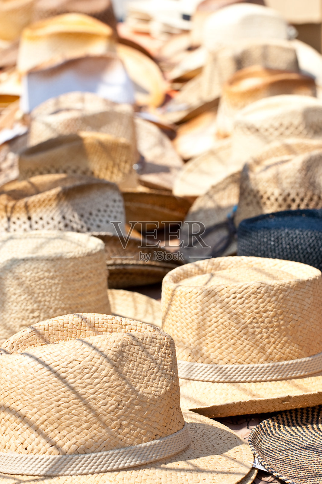 户外市场上出售的帽子照片摄影图片