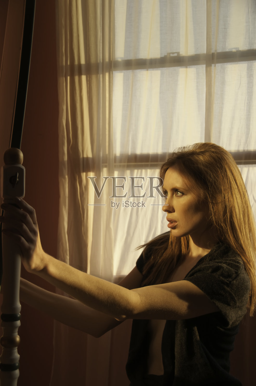 女人在卧室镜子前照片摄影图片