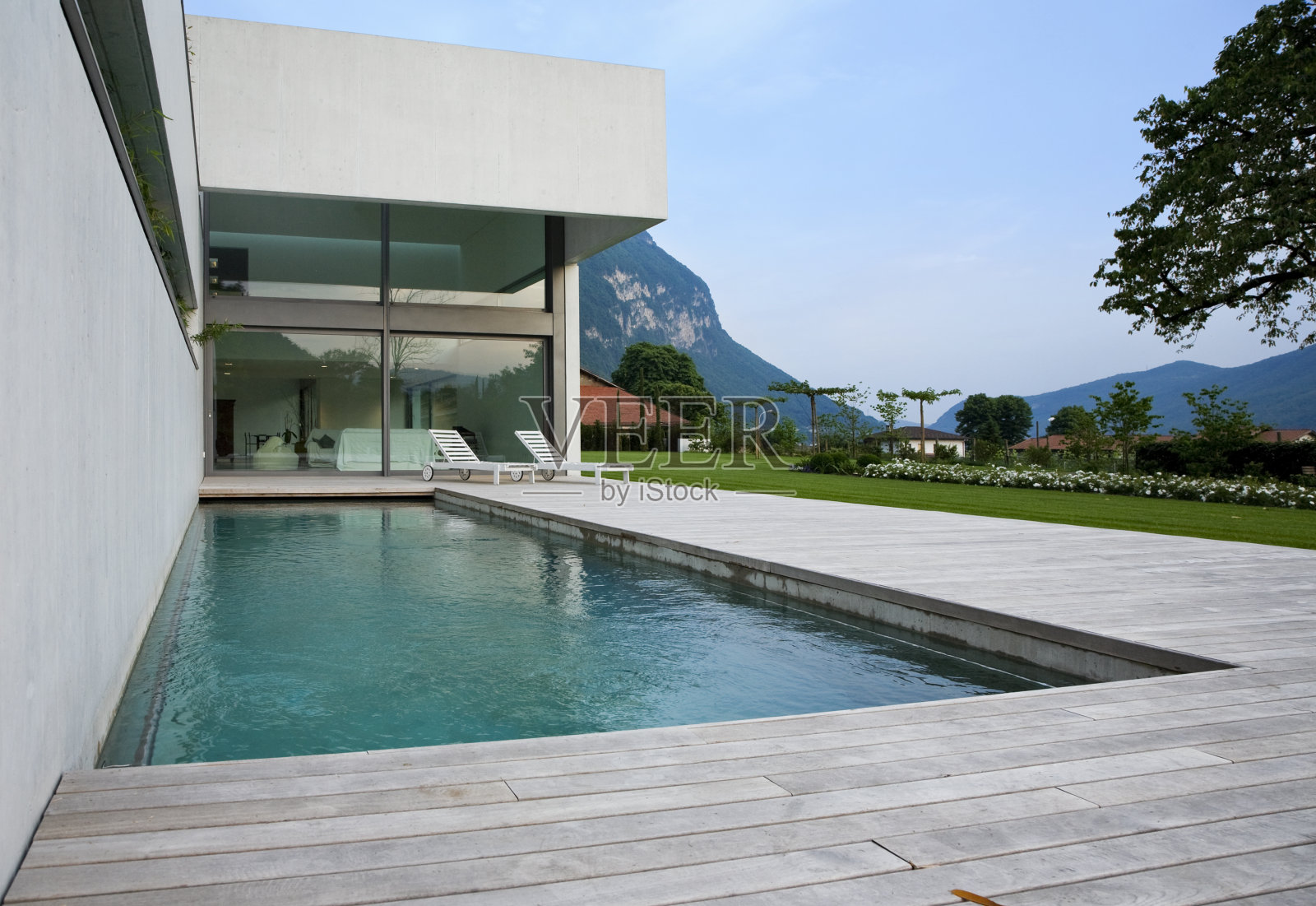 可俯瞰绿色山谷的现代房屋后院照片摄影图片