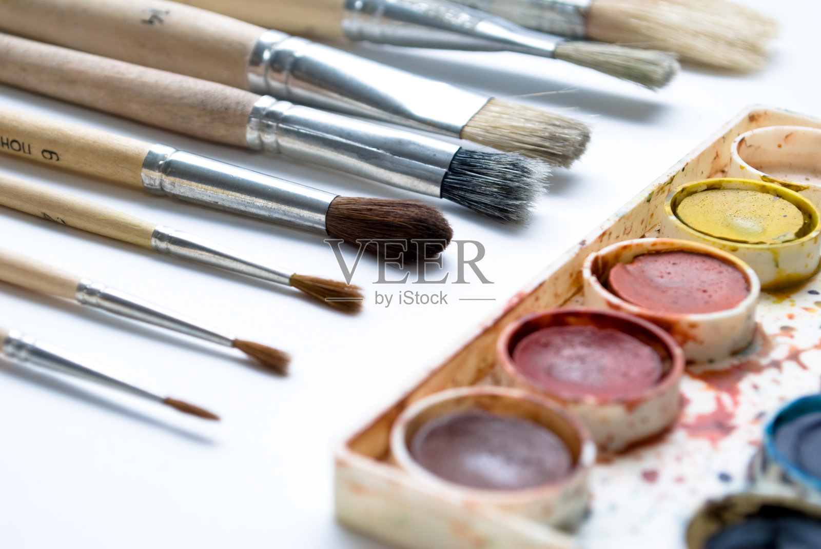 画笔和颜料盒照片摄影图片