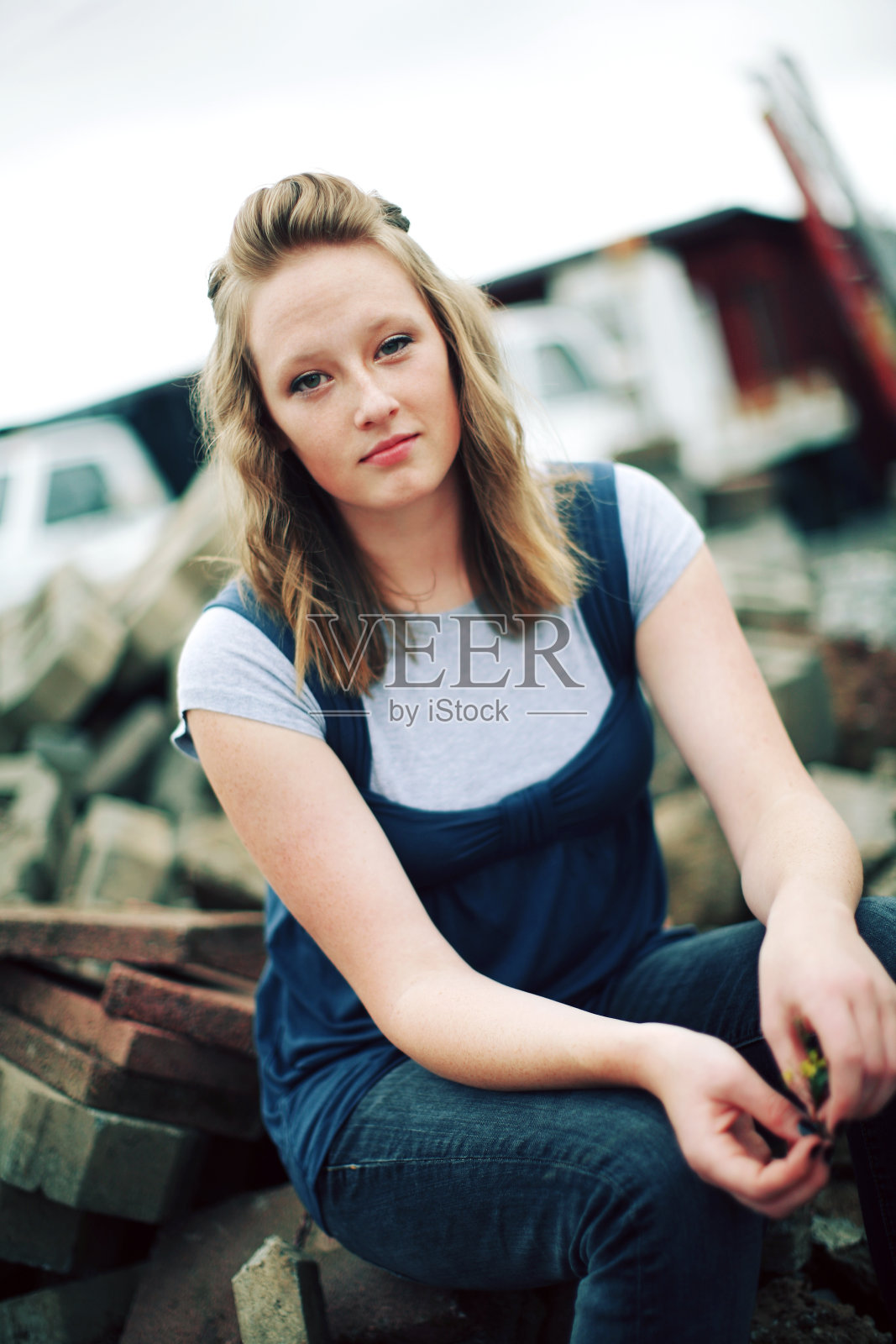 坐在砖头上的悲伤女孩照片摄影图片