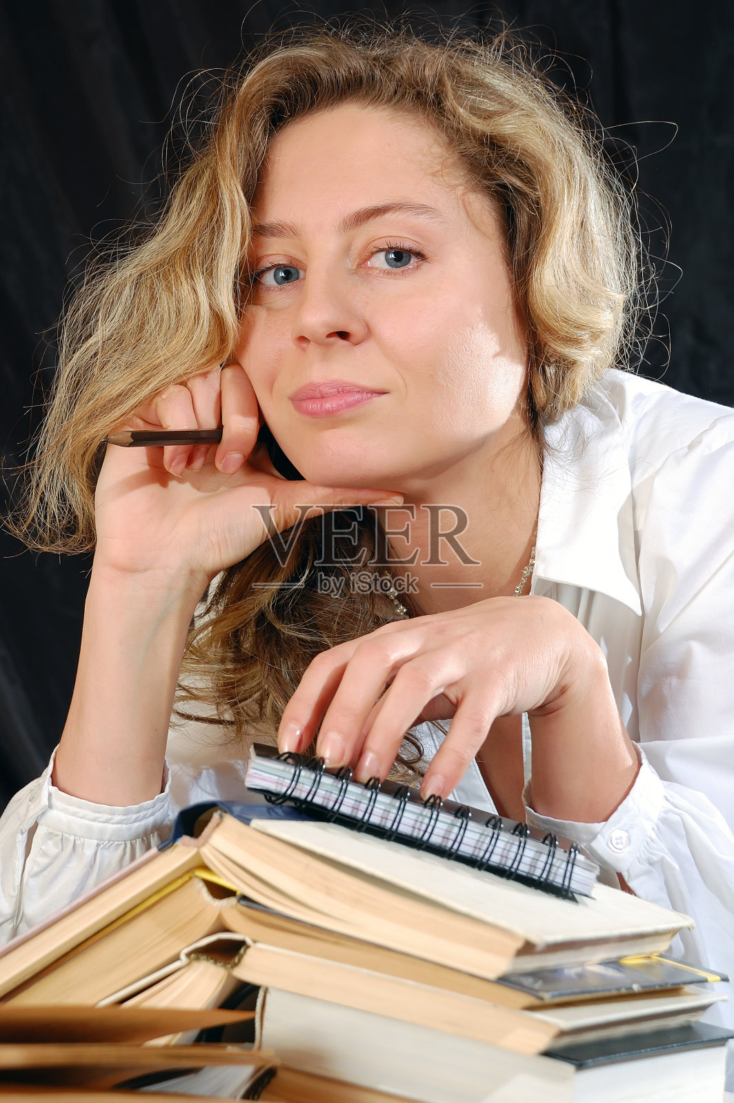 拿着铅笔和书的女人照片摄影图片