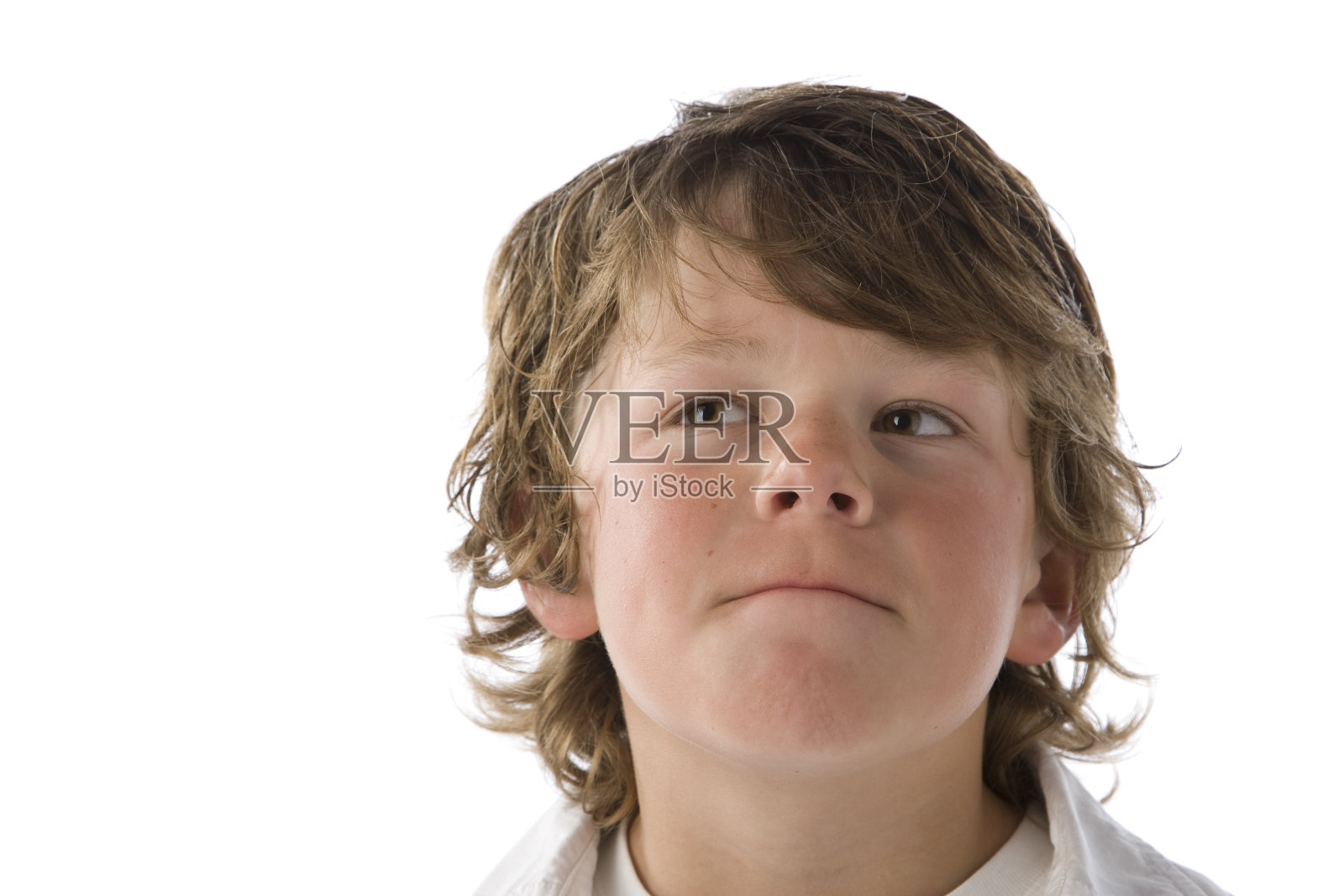 小男孩在思考照片摄影图片