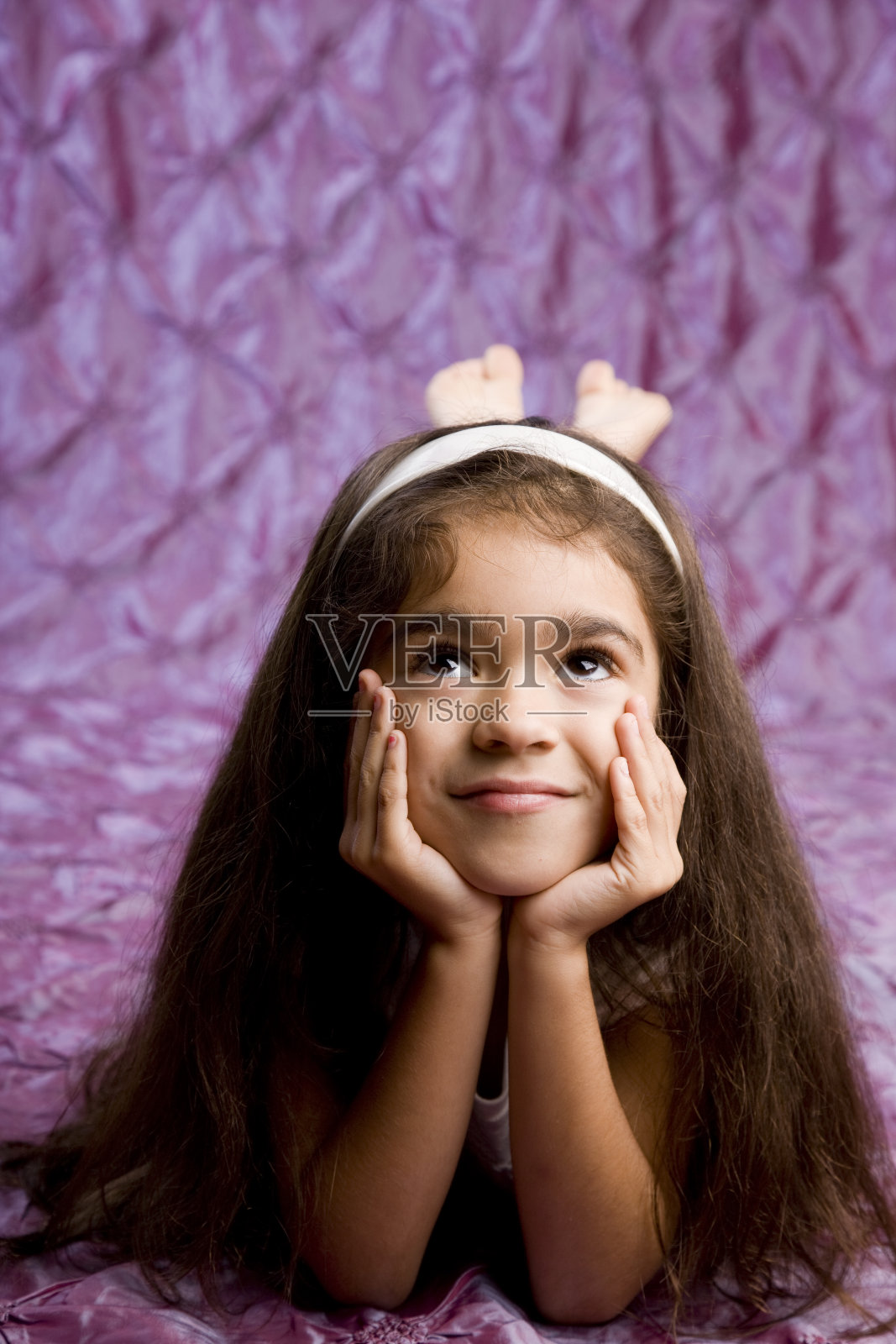 西班牙小女孩双手托着下巴微笑思考照片摄影图片