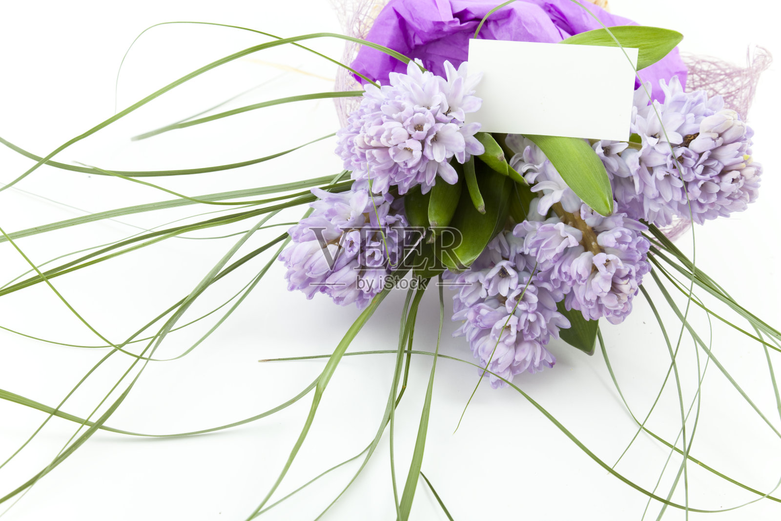 一束鲜花和空白的白色卡片照片摄影图片