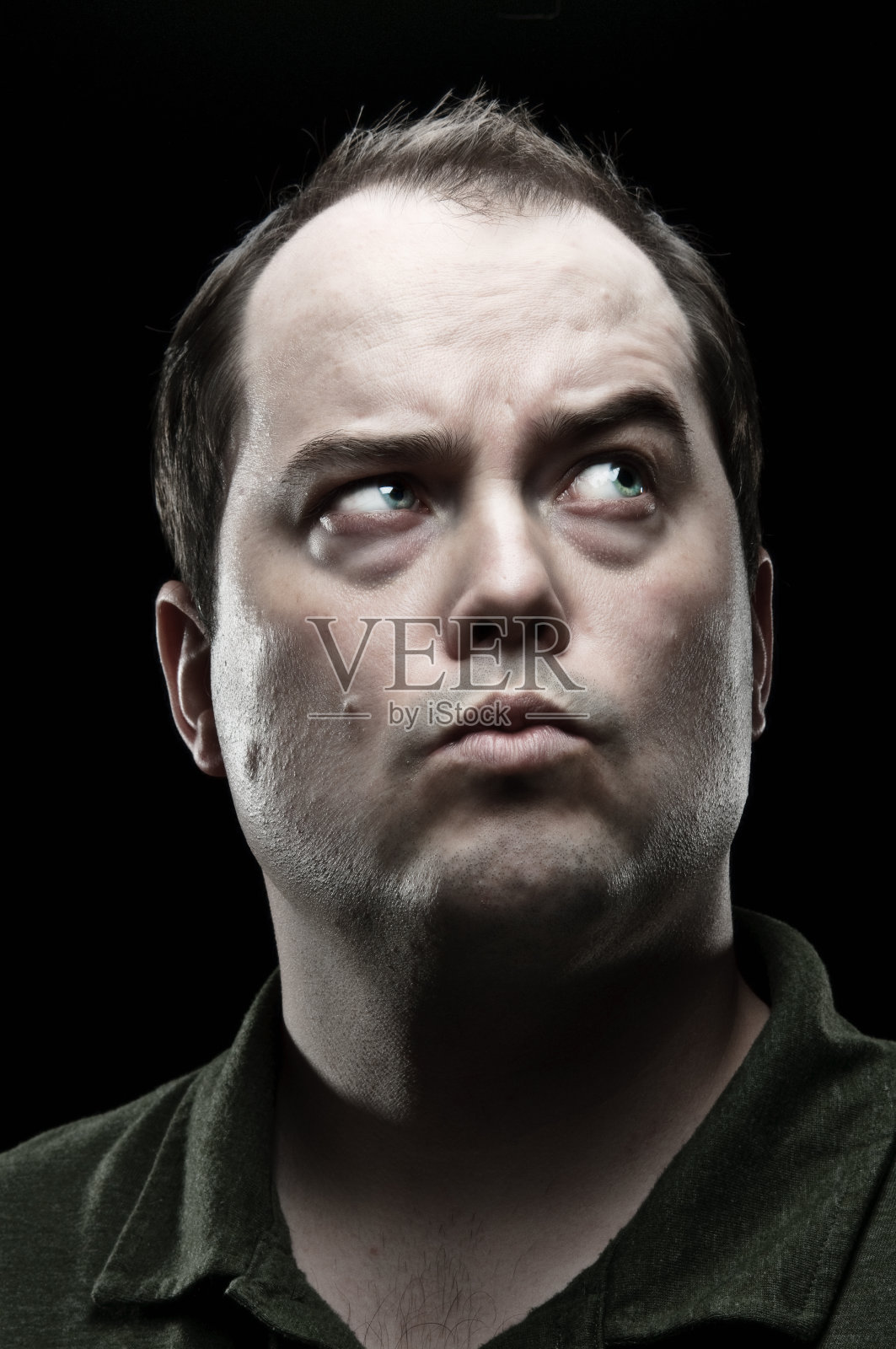 疲惫的人看向别处照片摄影图片