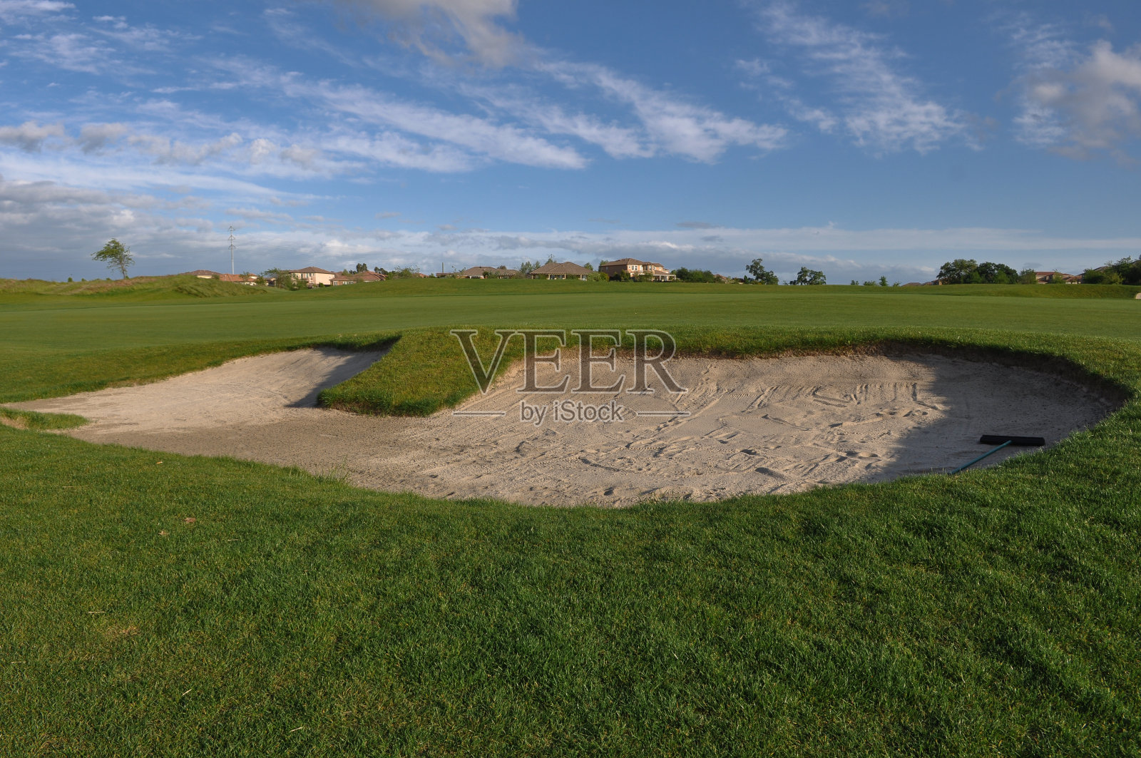 高尔夫球场上的沙坑照片摄影图片