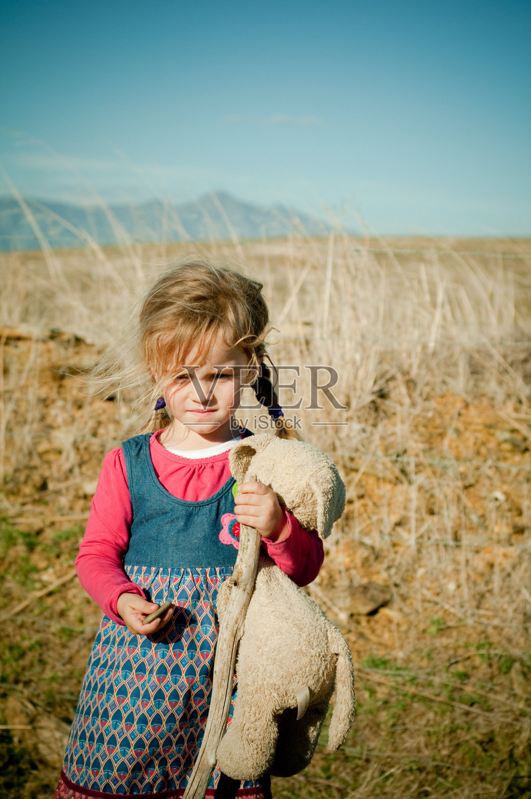 女孩在现场照片摄影图片