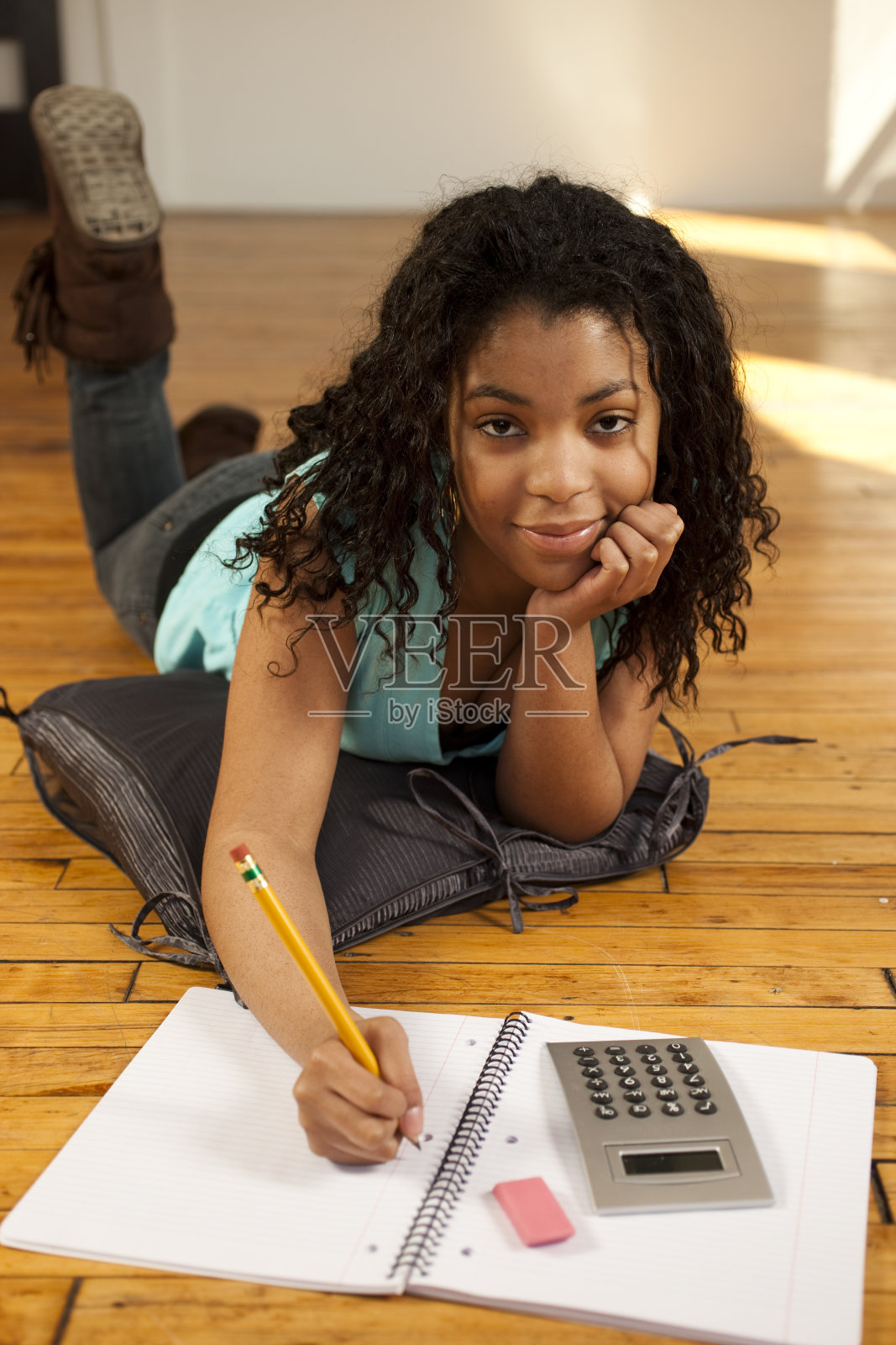 非裔美国少女在地板上学习照片摄影图片