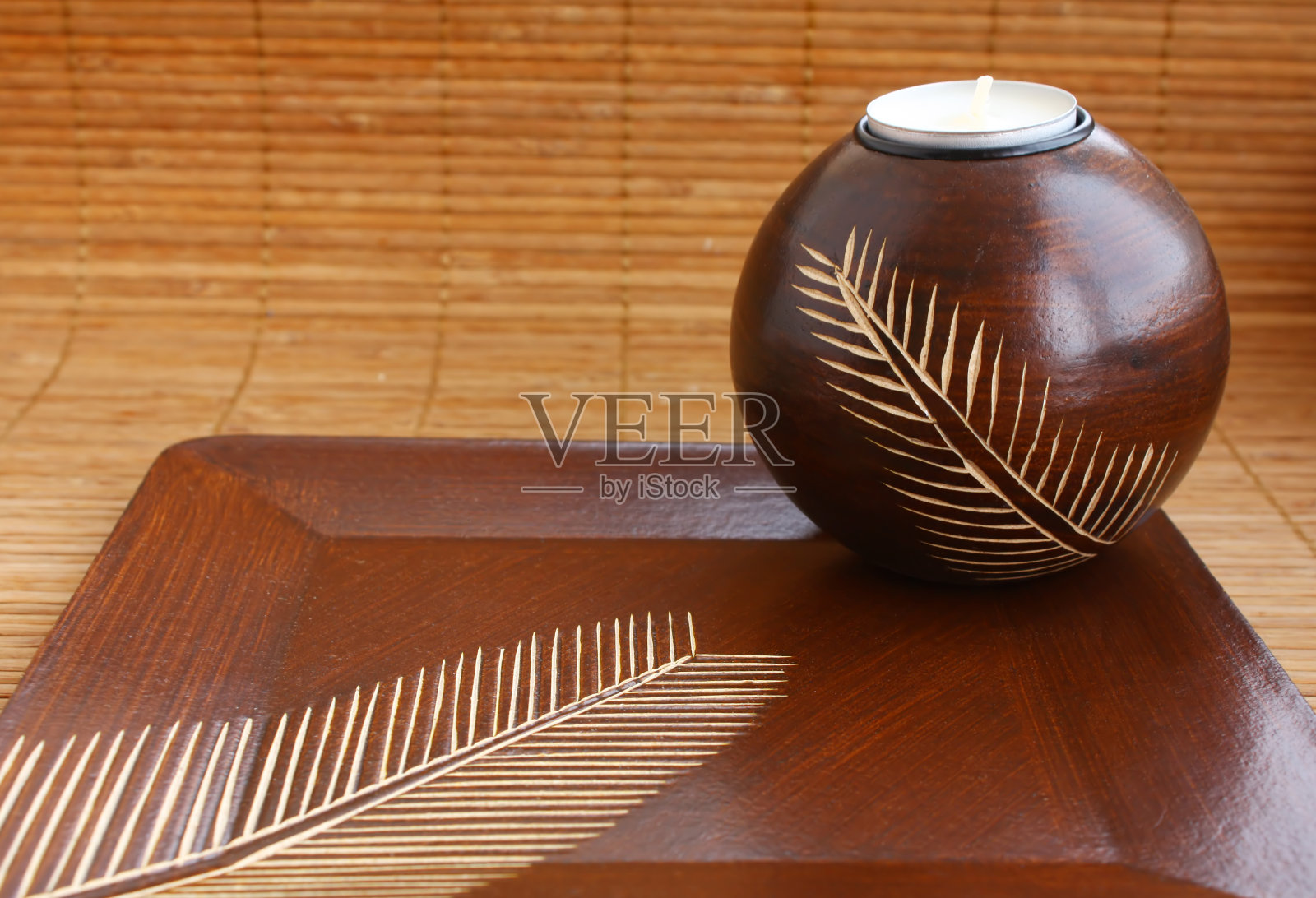 烛台内的蜡烛放在木托盘上照片摄影图片