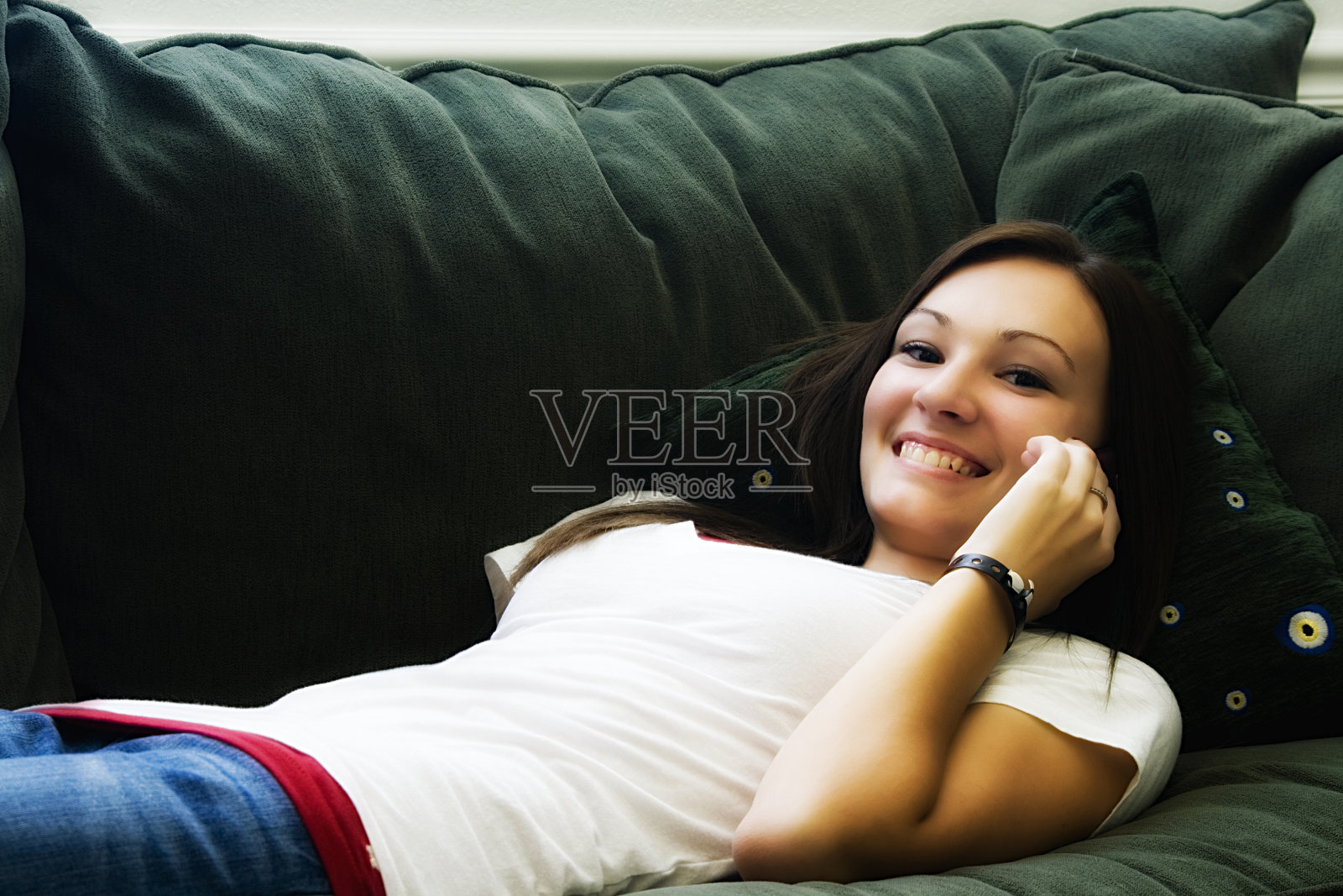 用手机聊天的青少年照片摄影图片