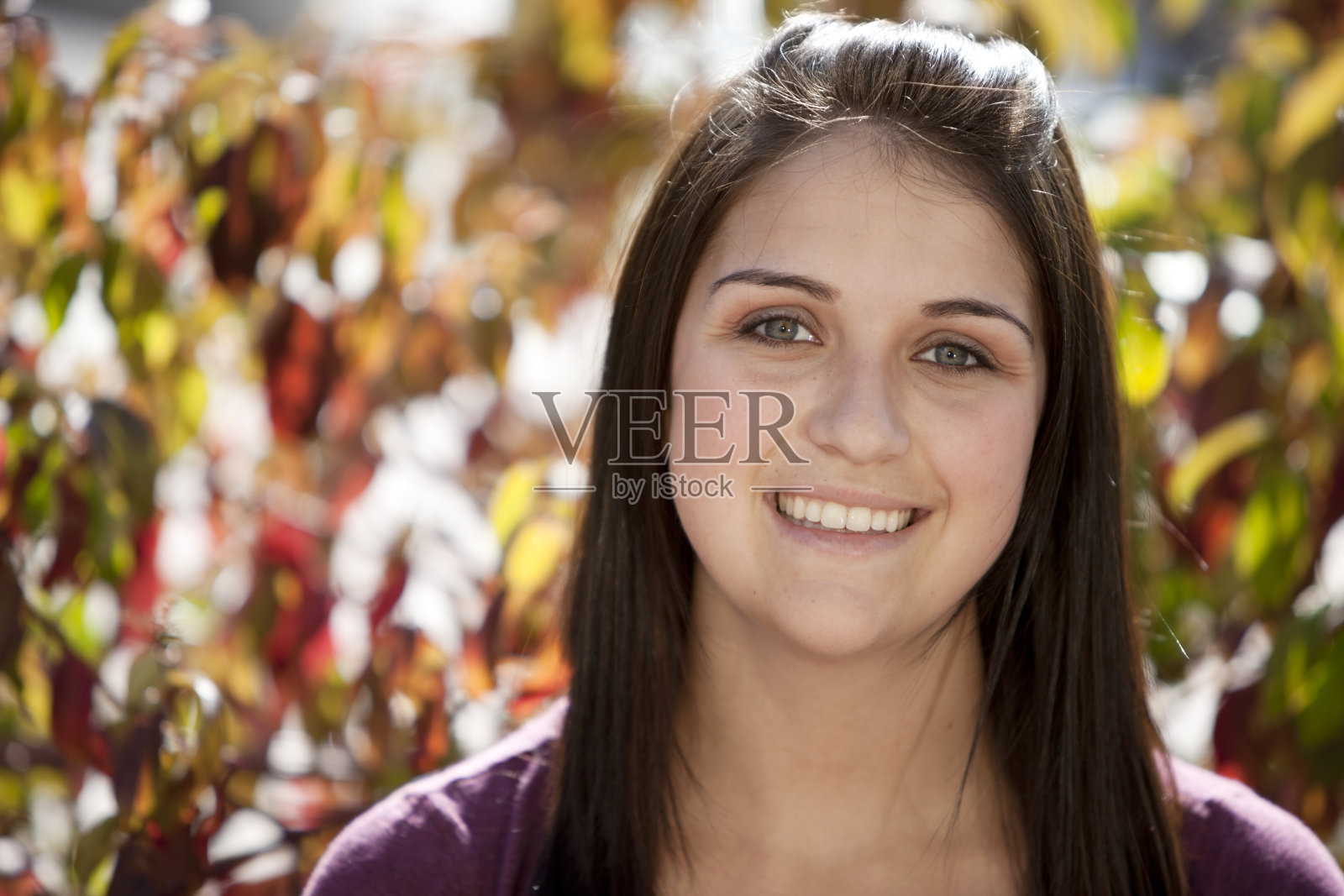 真人:特写镜头微笑少女户外阳光照片摄影图片