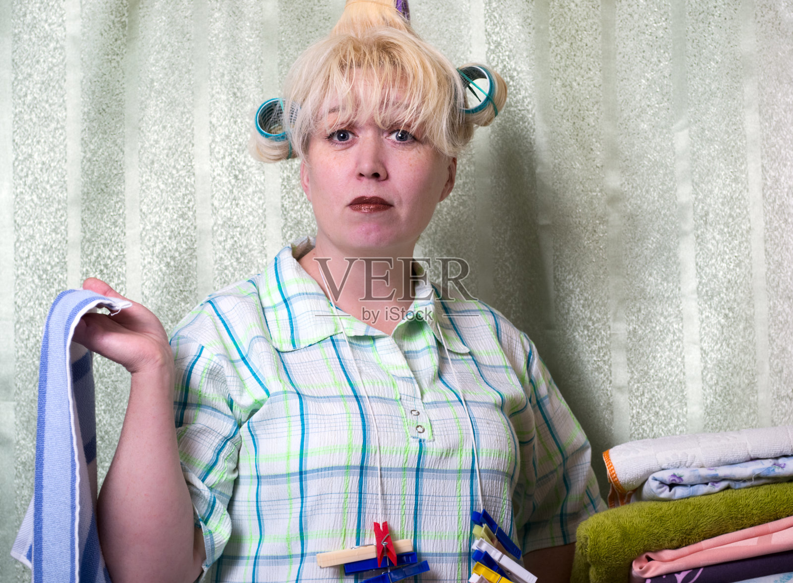 家庭主妇忙于家庭作业照片摄影图片