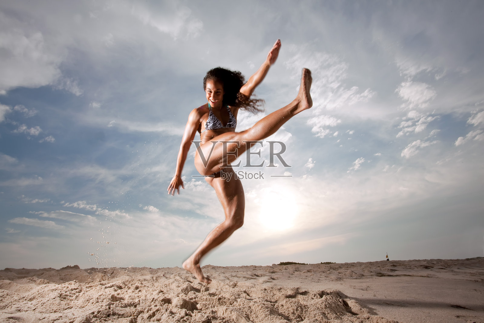 年轻的黑发女人在海滩享受自己照片摄影图片