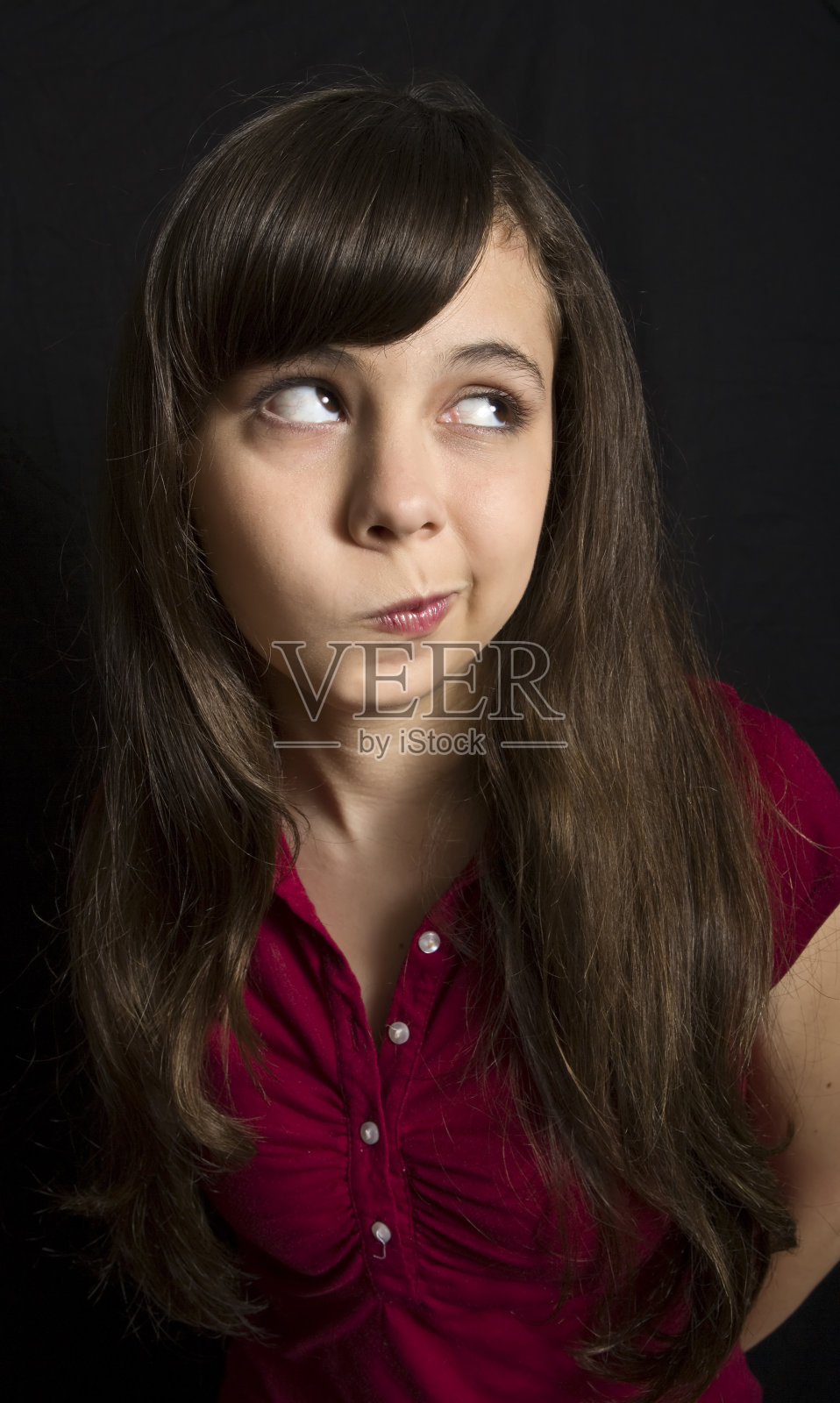 美丽的年轻女子滚动她的眼睛照片摄影图片