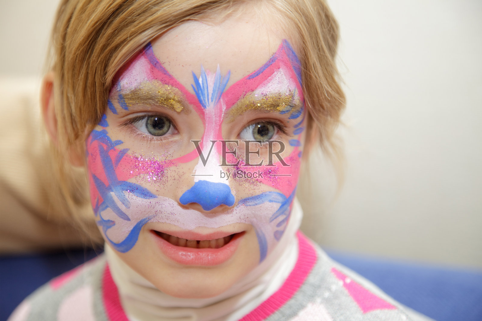 可爱女孩的特写肖像画照片摄影图片