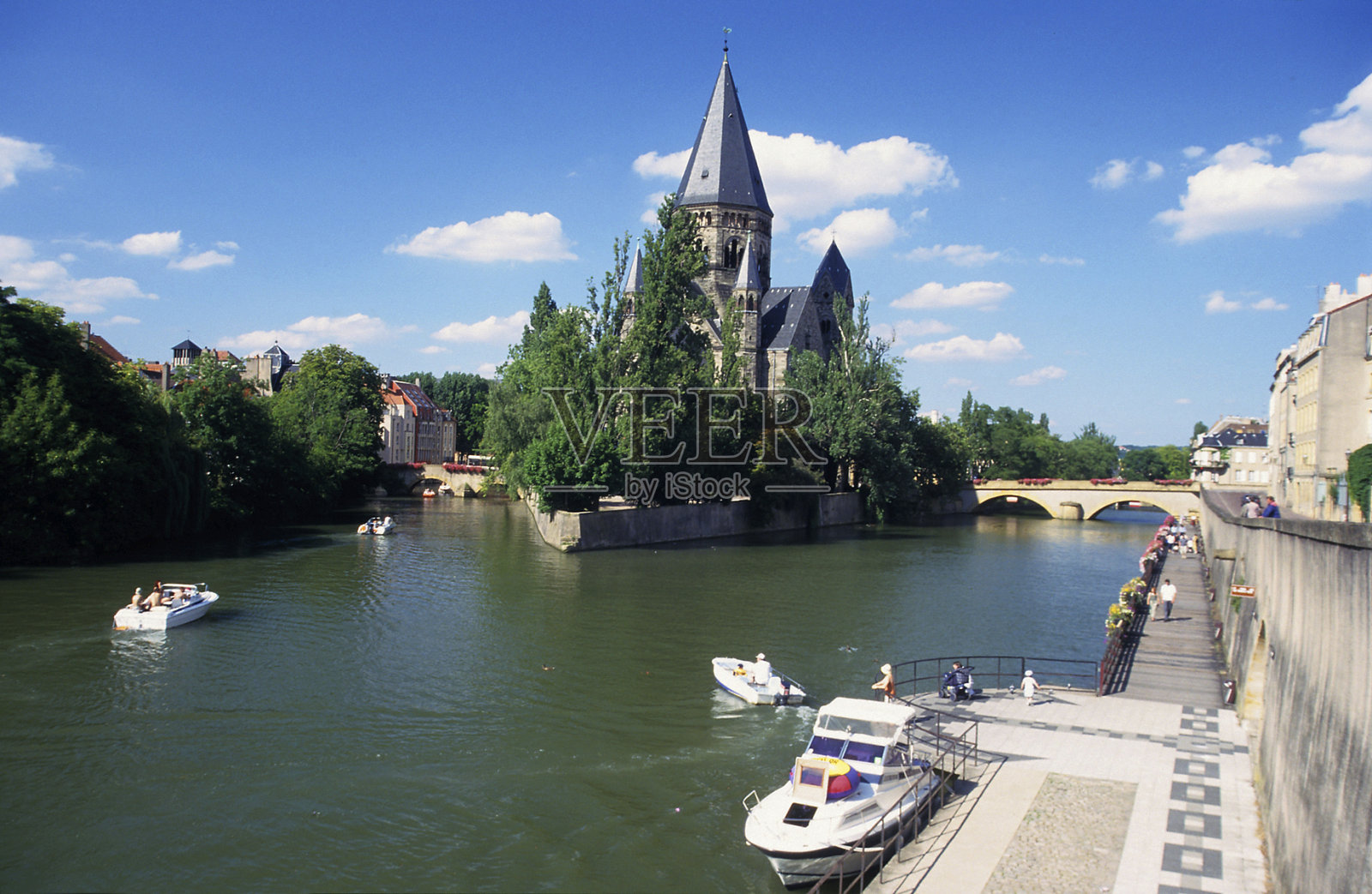 梅斯的河和新神庙教堂照片摄影图片