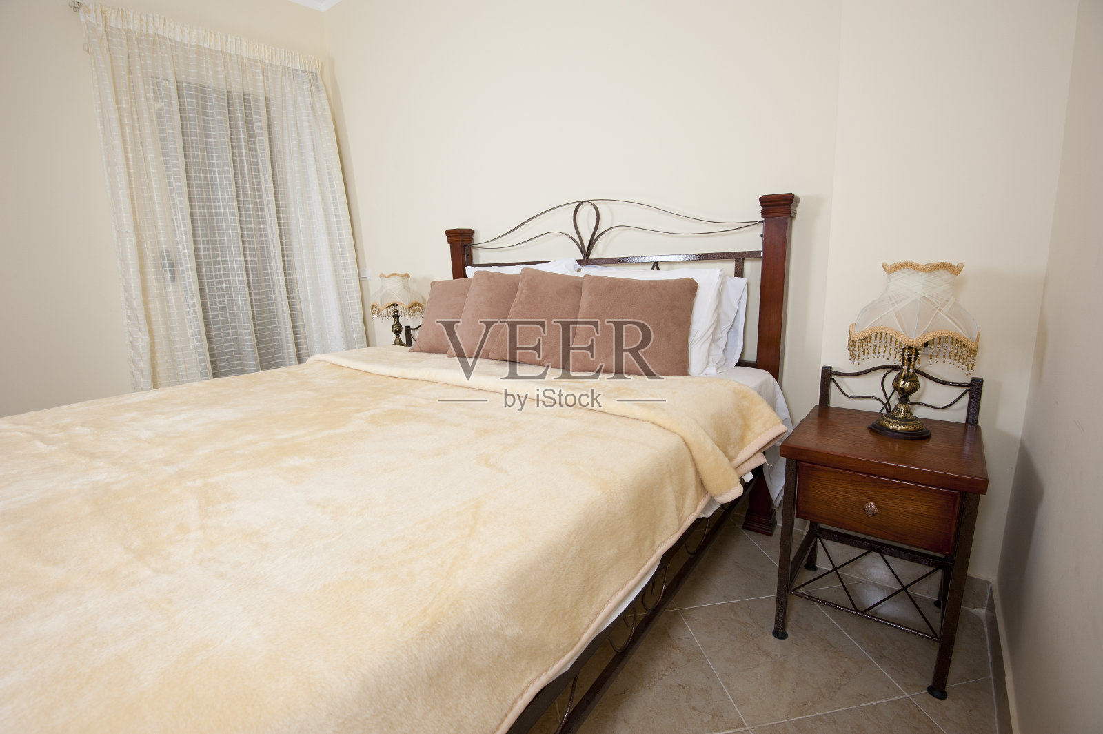 卧室里的双人床照片摄影图片