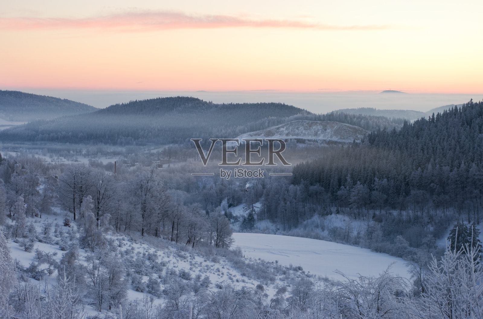 山上冬天寒冷的早晨照片摄影图片