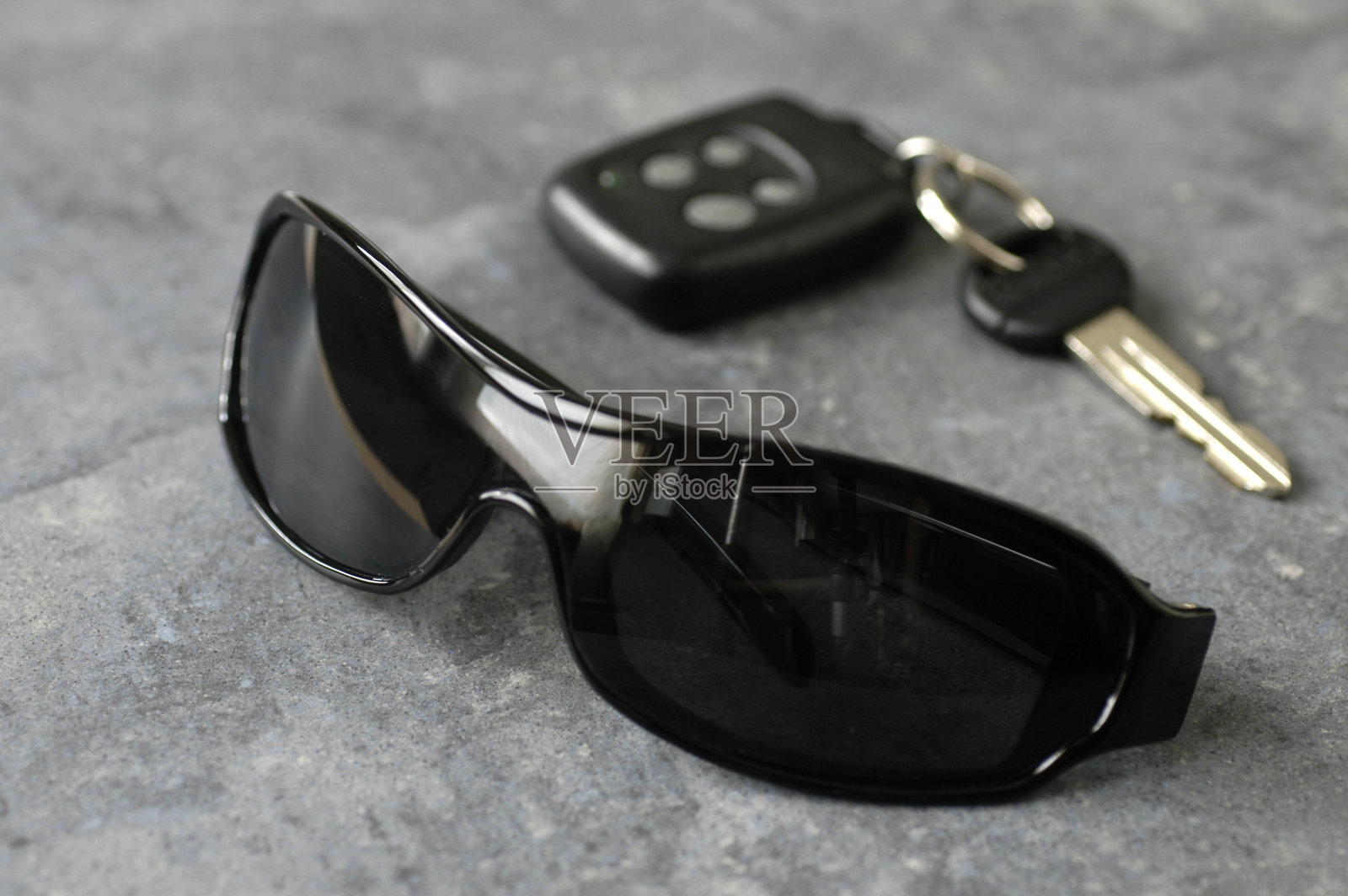 太阳镜和车钥匙照片摄影图片