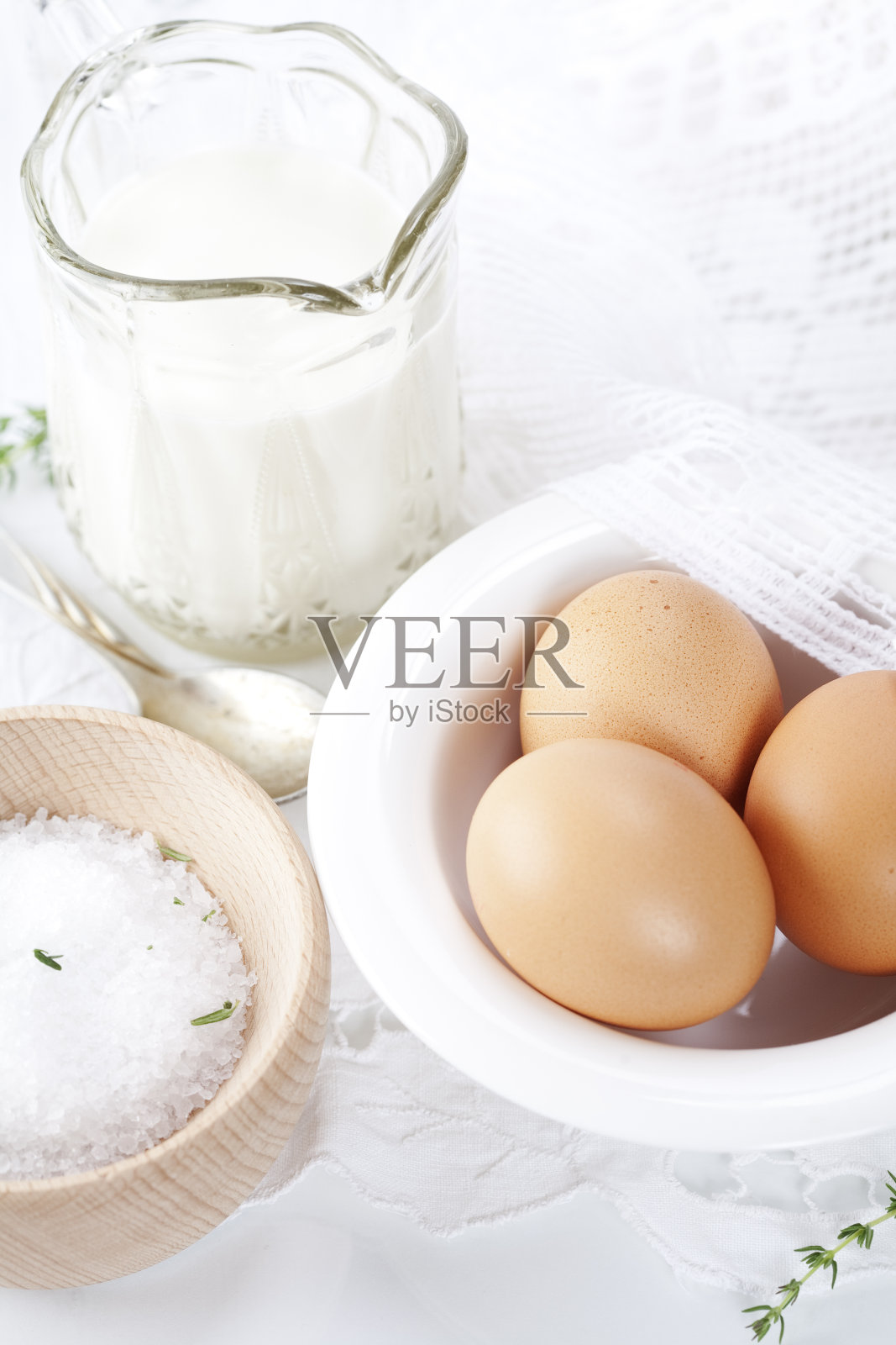 新鲜的棕色鸡蛋，盐和牛奶照片摄影图片