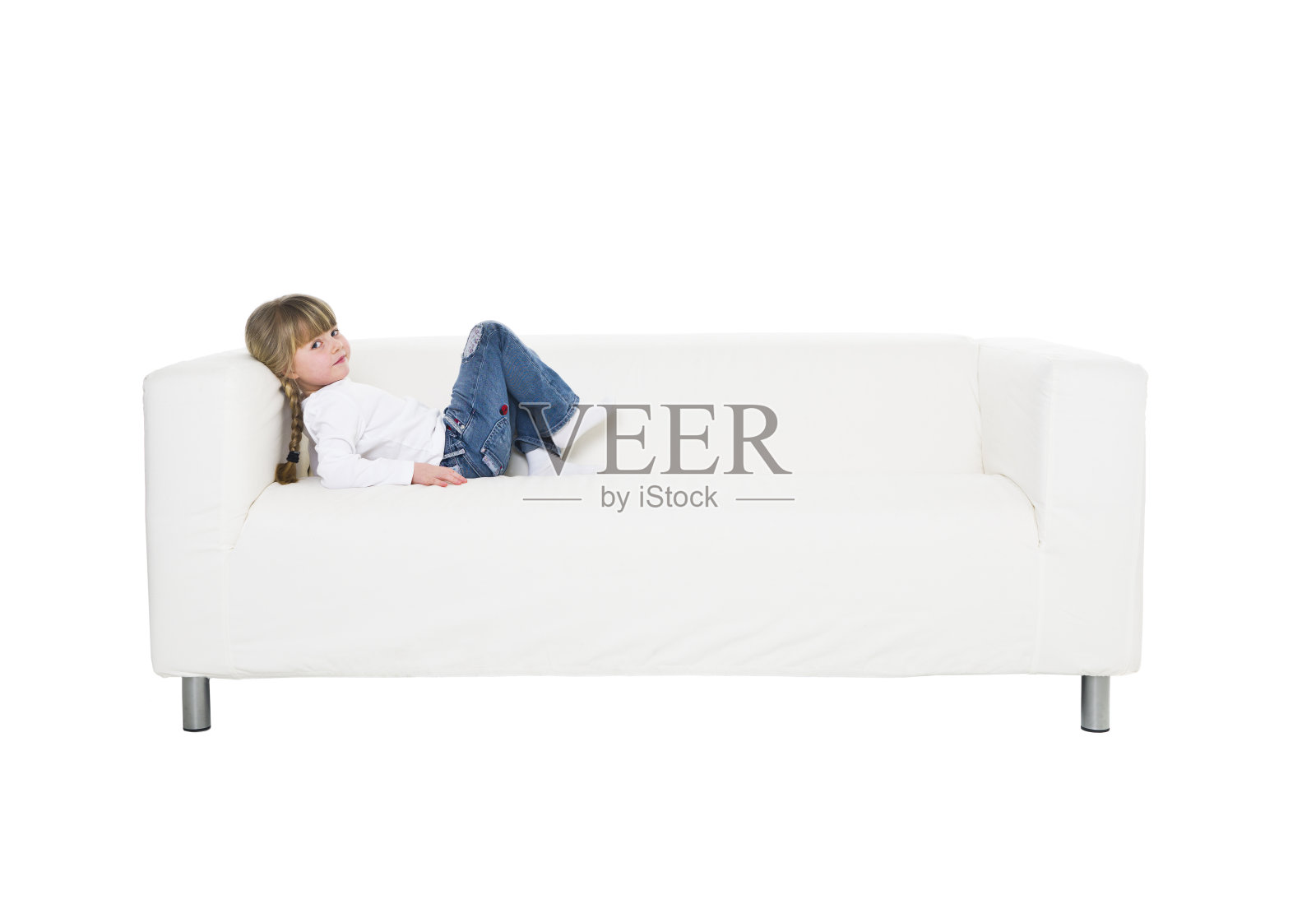 年轻女孩坐在沙发上照片摄影图片