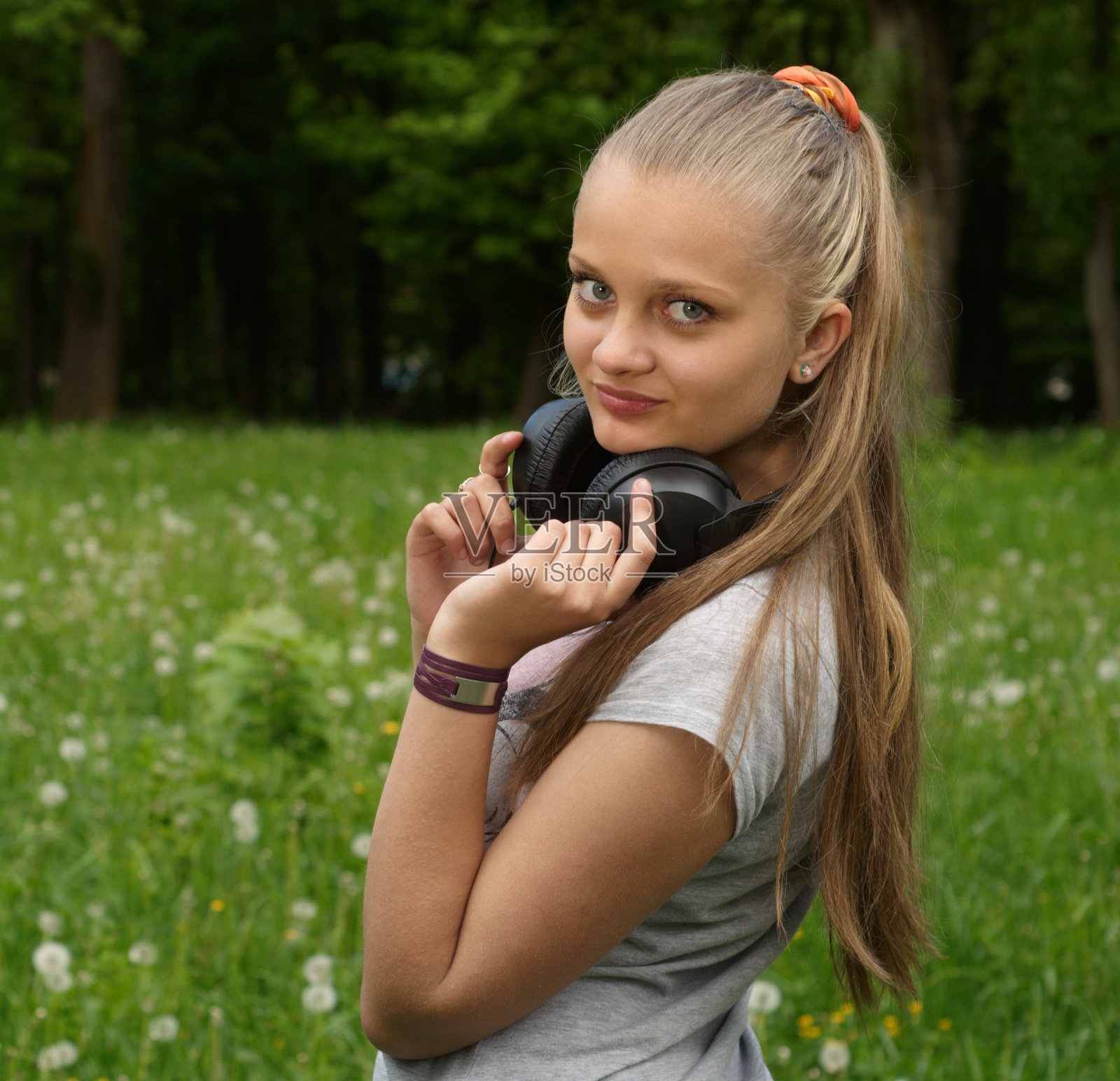 戴着耳机的年轻女孩照片摄影图片