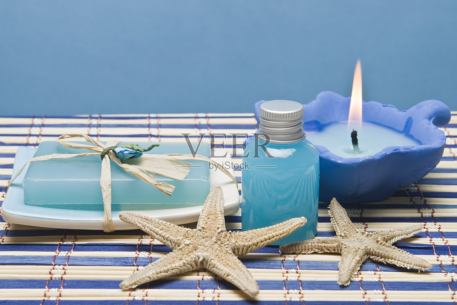 蓝色的肥皂和凝胶。照片摄影图片